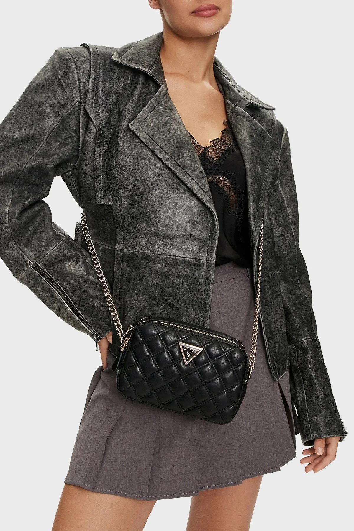 Guess Giully Logolu Kapitoneli Zincir Askılı HWQG8748140 Bayan Çanta HWQG87 48140 BLA SİYAH - 2