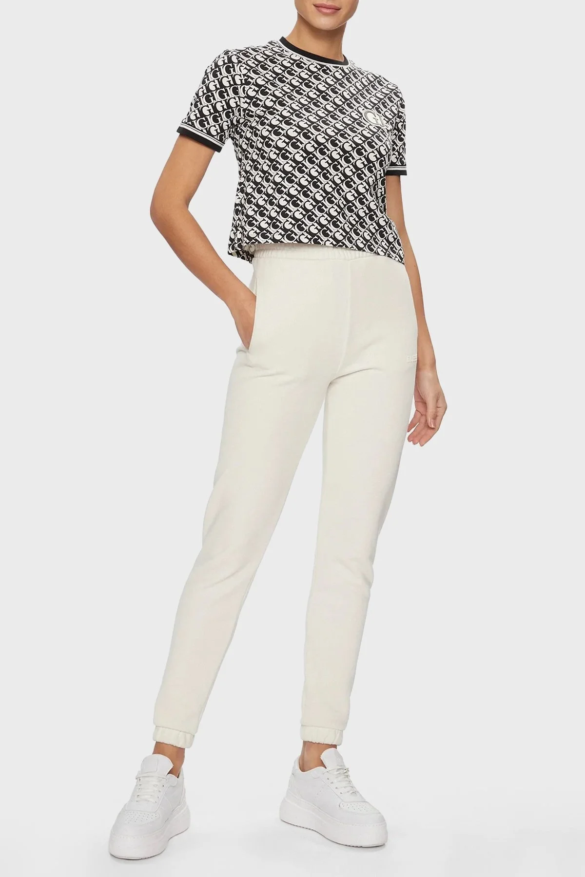 Guess Gj Logo Pamuklu Relaxed Fit Crop V4RI03J1314 Bayan T Shirt V4RI03 J1314 P9VA SİYAH-BEYAZ - 3