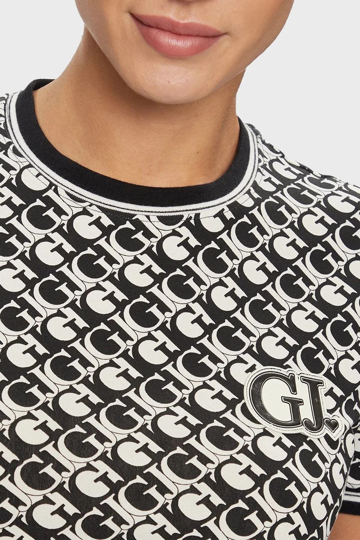 Guess Gj Logo Pamuklu Relaxed Fit Crop V4RI03J1314 Bayan T Shirt V4RI03 J1314 P9VA SİYAH-BEYAZ - 4