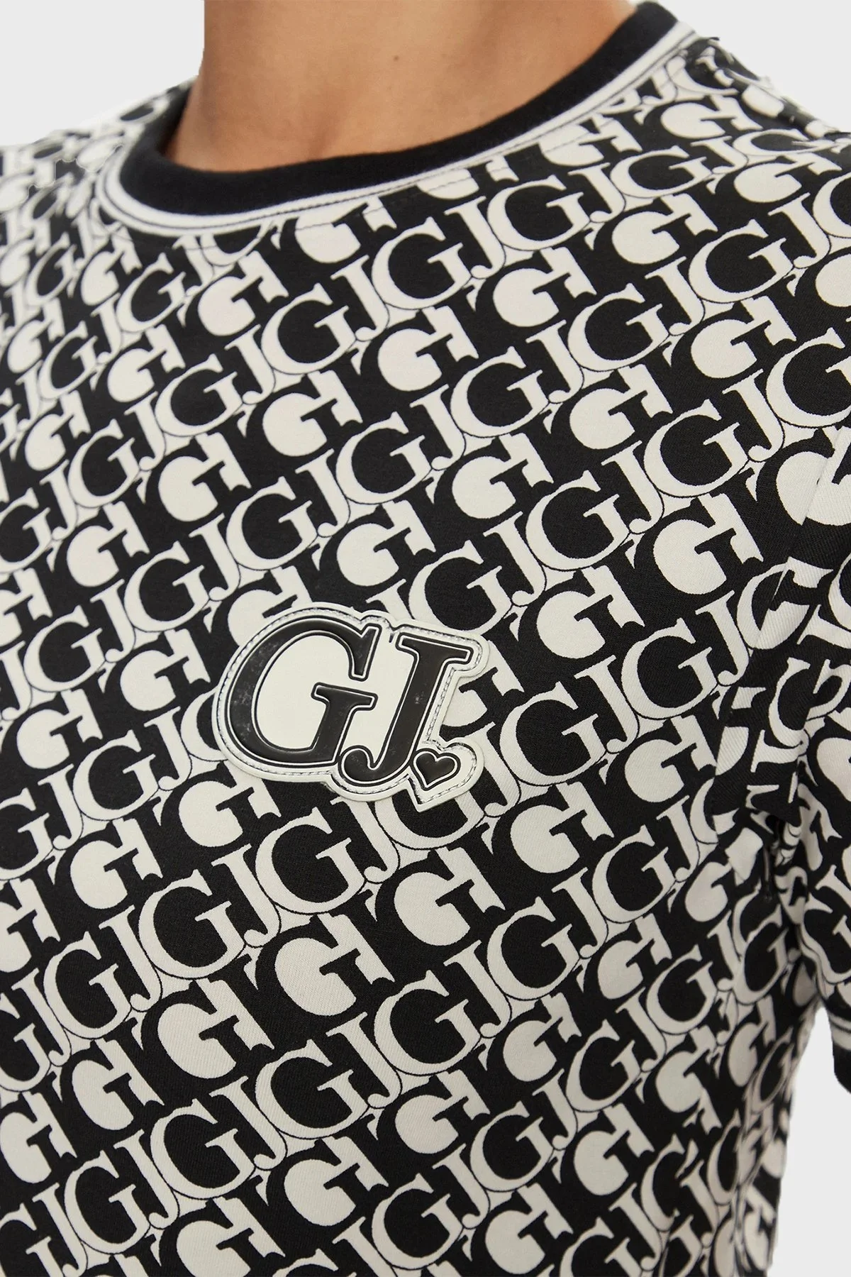 Guess Gj Logo Pamuklu Relaxed Fit Crop V4RI03J1314 Bayan T Shirt V4RI03 J1314 P9VA SİYAH-BEYAZ - 5