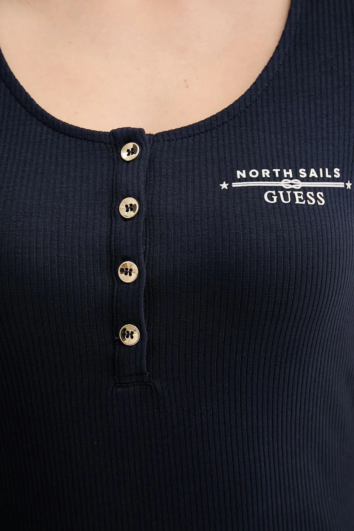 Guess Guessxns Slim Fit Logolu Düğmeli Yuvarlak Yaka W6GP01K2658 Bayan Top W6GP01 K2658 G7V2 SİYAH - 5