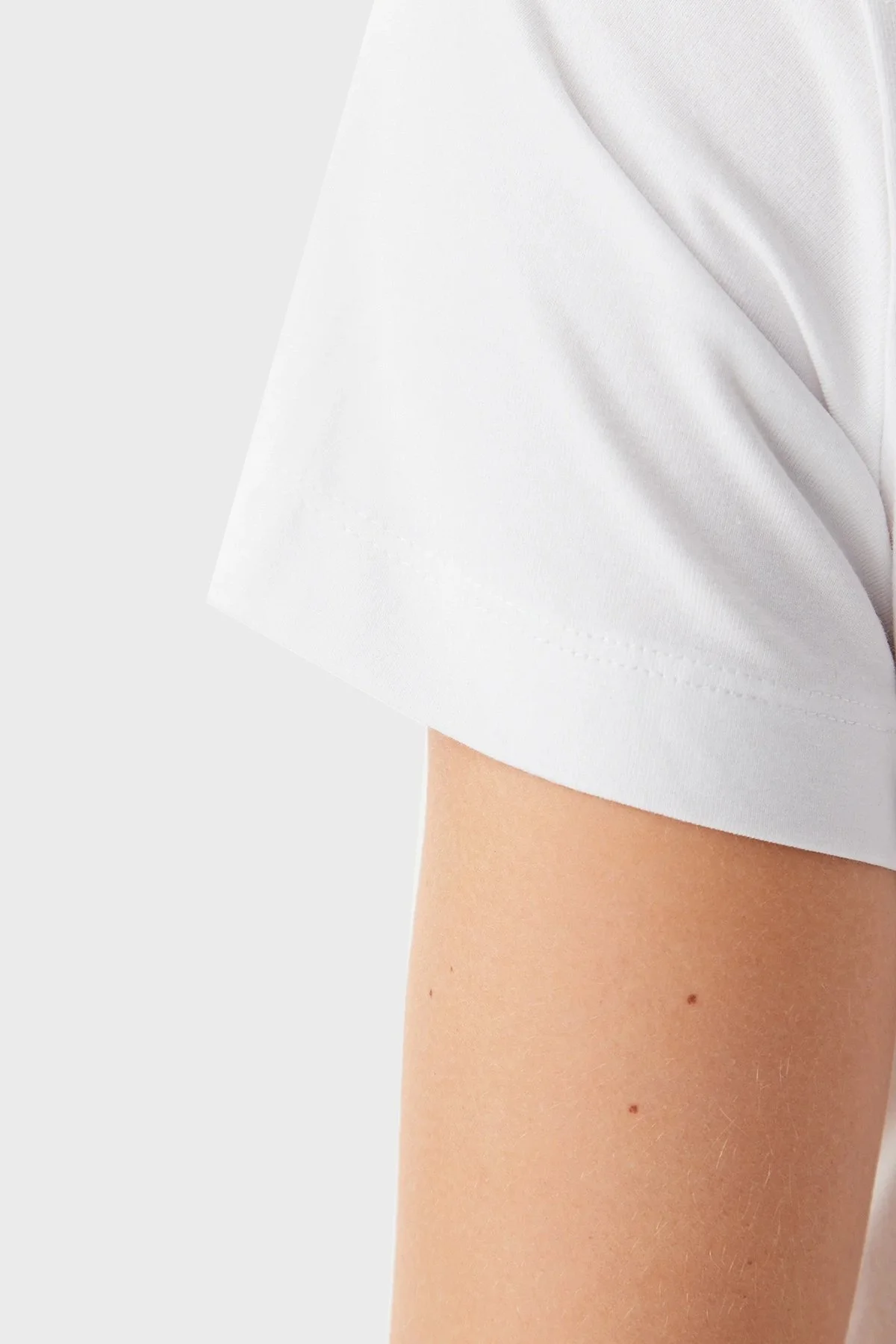Guess Kamelie Logolu Pamuklu Slim Fit Bisiklet Yaka V5GI15J1314 Bayan T Shirt V5GI15 J1314 G011 BEYAZ - 10
