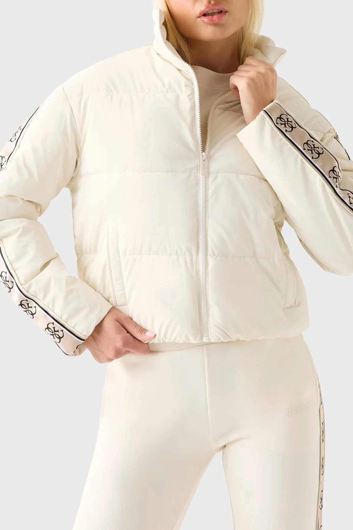 Guess Kapitoneli Logolu Regular Fit Dik Yaka Şişme V5BL11WGYC2 Bayan Mont V5BL11 WGYC2 G6K5 EKRU - 1