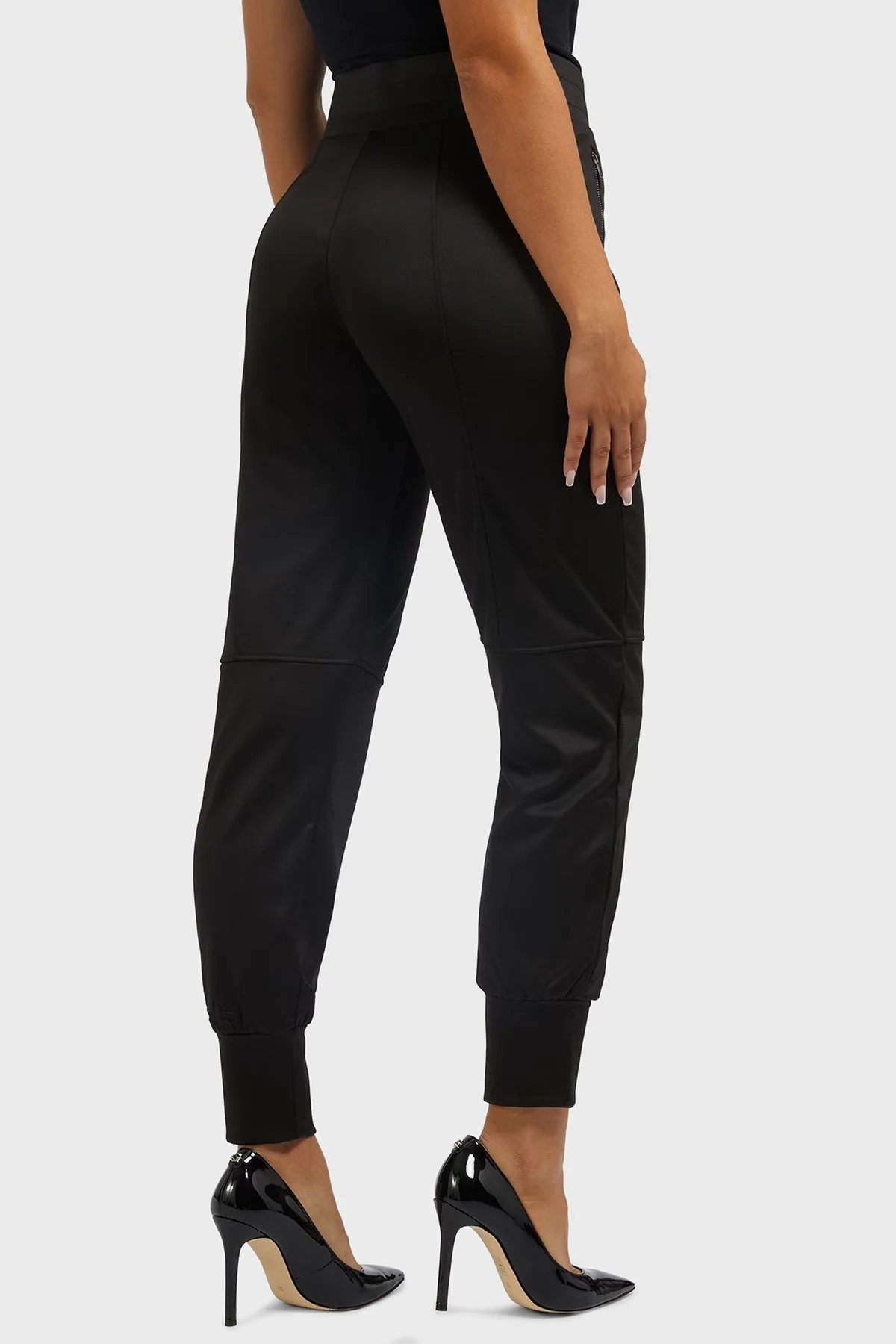 Guess Karin Regular Fit Saten Görünümlü Jogger Bayan Pantolon W2BB28 KB7K2 JBLK SİYAH - 3