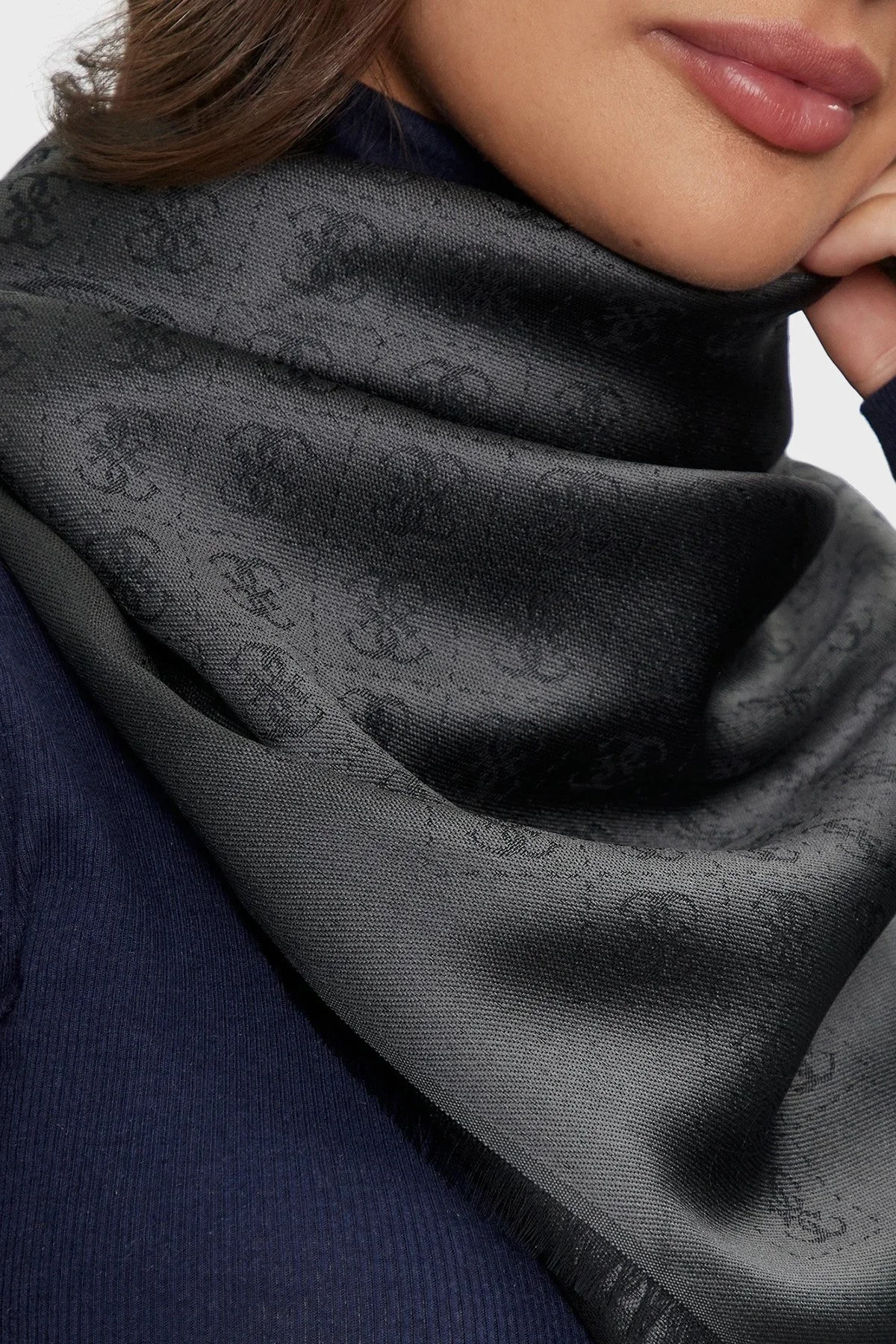 Guess Kefiah Desenli Modal Karışımlı 130 x 130 cm AW5191POL03 Bayan Şal AW5191 POL03 CLO ANTRASİT - 3