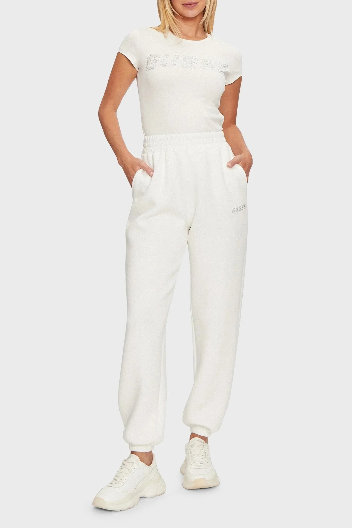 Guess Kiara Streç Pamuklu Slim Fit Taşlı Logolu V4BI16KCIV1 Bayan T Shirt V4BI16 KCIV1 G6K5 EKRU - 7