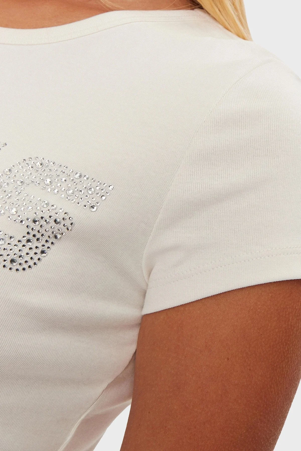 Guess Kiara Streç Pamuklu Slim Fit Taşlı Logolu V4BI16KCIV1 Bayan T Shirt V4BI16 KCIV1 G6K5 EKRU - 9