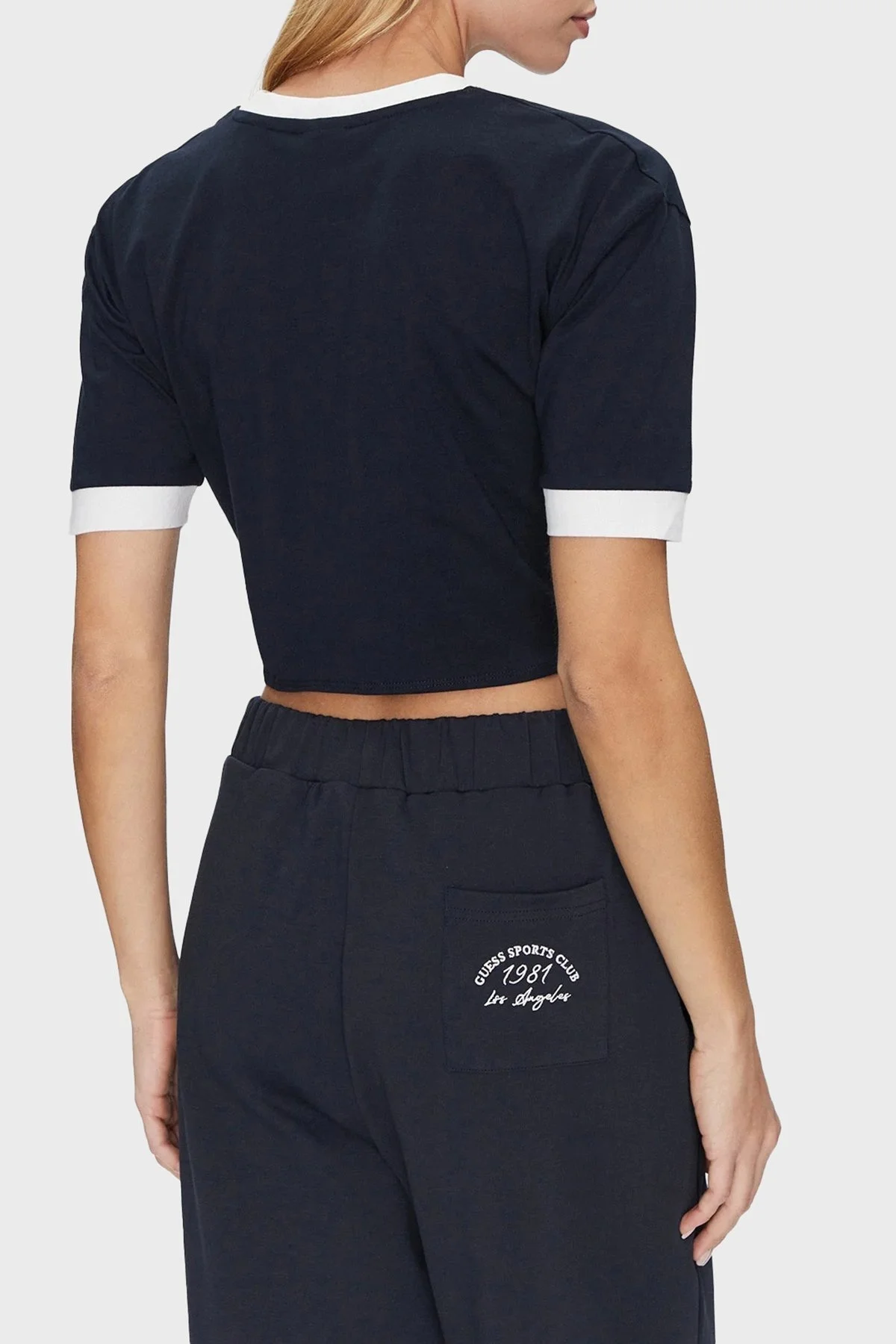 Guess Knot Pamuklu Boxy Fit Bağlamalı Bisiklet Yaka Crop T Shirt V5GI05I3Z14 Bayan Top V5GI05 I3Z14 A71W LACİVERT-BEYAZ - 8