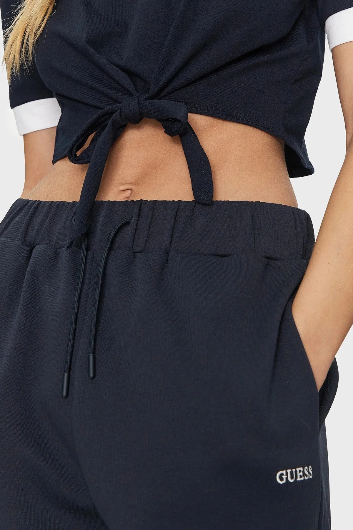 Guess Knot Pamuklu Boxy Fit Bağlamalı Bisiklet Yaka Crop T Shirt V5GI05I3Z14 Bayan Top V5GI05 I3Z14 A71W LACİVERT-BEYAZ - 10