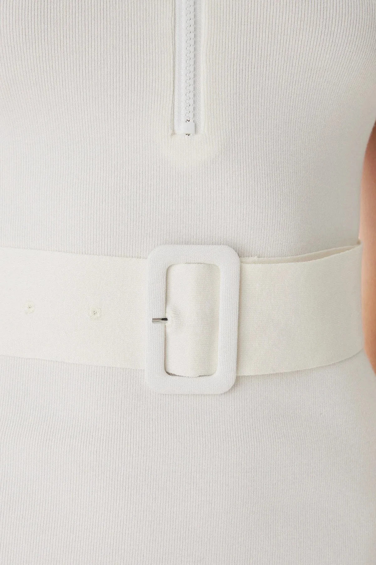 Guess Laurene Slim Fit Kemer Detaylı Fermuarlı Polo Yaka Triko V6RK08Z4642 Bayan Elbise V6RK08 Z4642 G018 KREM - 5