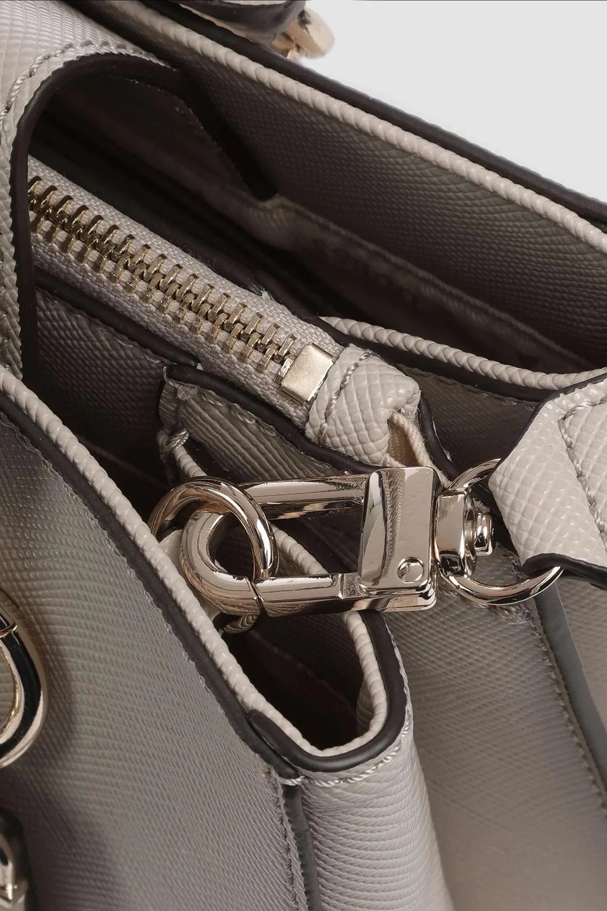 Guess Logolu Ayarlanabilir ve Çıkarılabilir Omuz Askılı Noelle HWZG7879060TAU Bayan Çanta HWZG7879060 TAU BEJ - 4