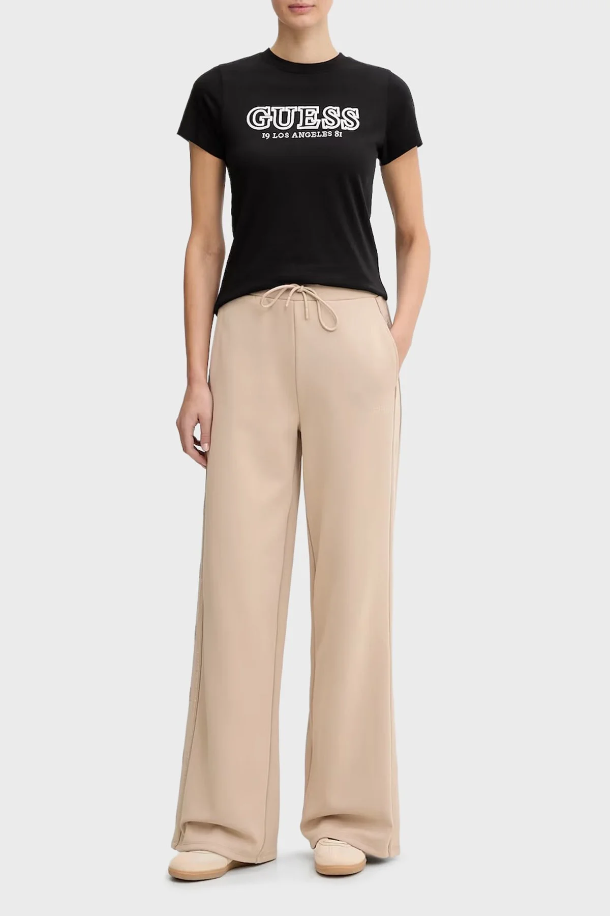 Guess Logolu Pamuklu Regular Fit Bisiklet Yaka V6RI10I3Z14 Bayan T Shirt V6RI10 I3Z14 JBLK SİYAH - 2