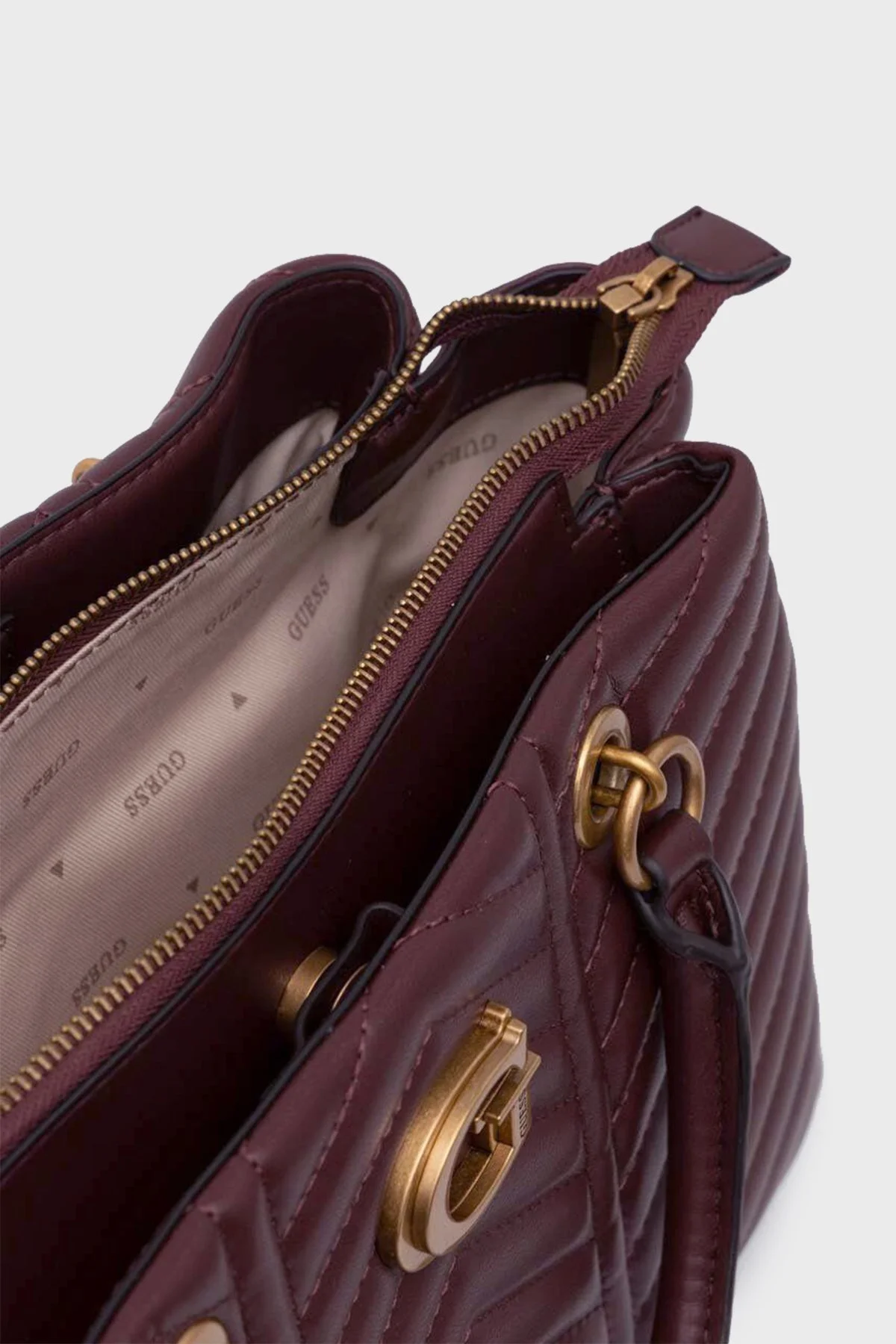 Guess Lovide Logolu Ayarlanabilir ve Çıkarılabilir Omuz Askılı Kapitone Bayan Çanta HWQB8976060 MER BORDO - 5