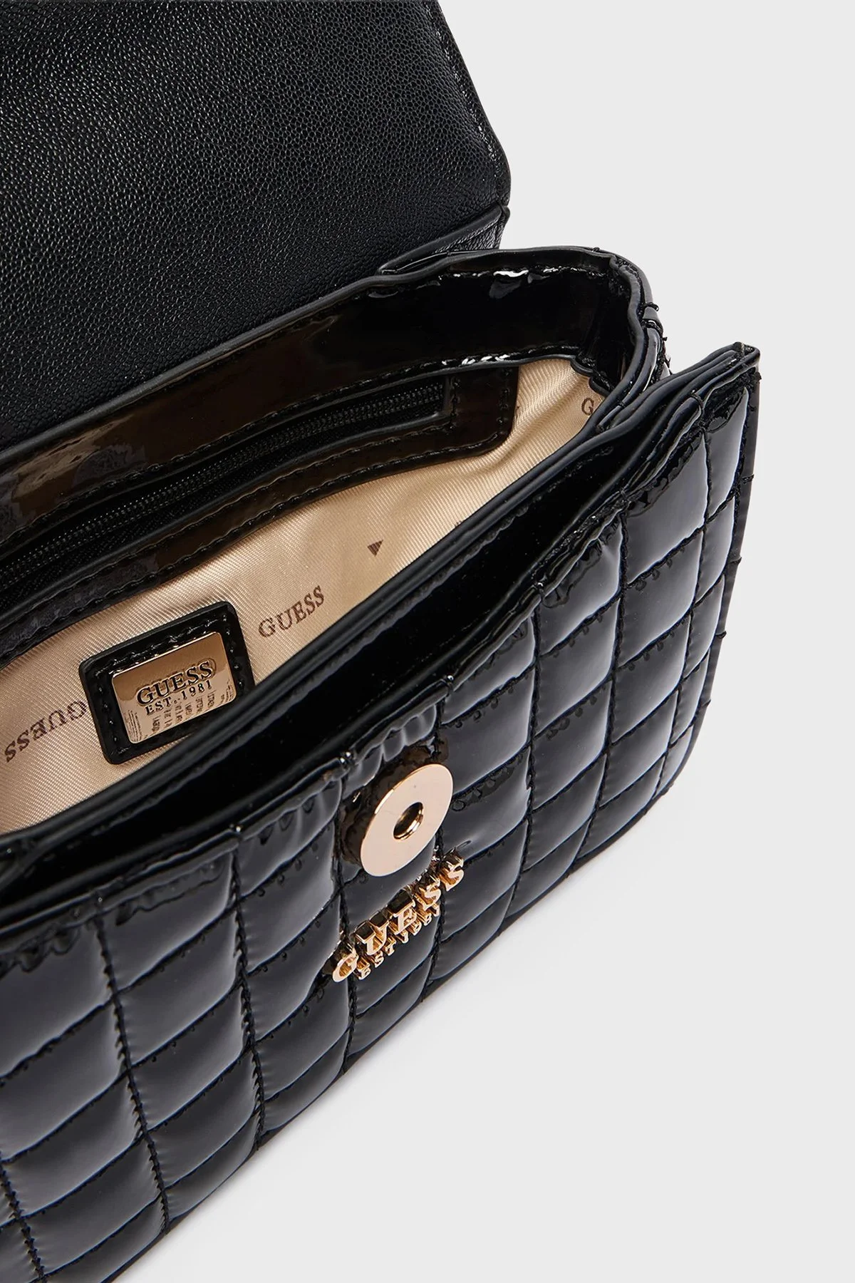 Guess Nadira Kapitoneli Zincir Askılı HWQT8424780 Bayan Çanta HWQT84 24780 BLA SİYAH - 6