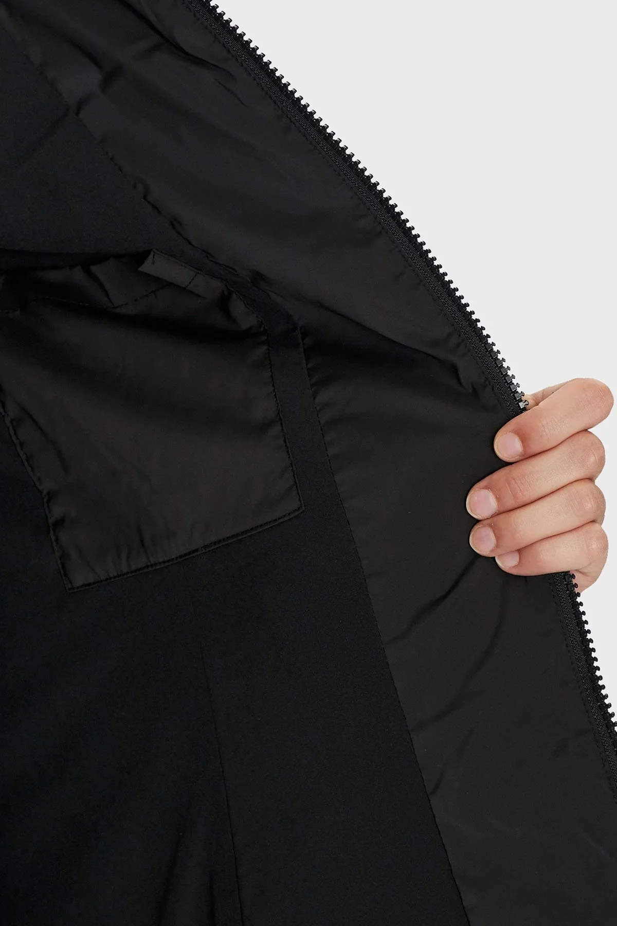 Guess New Aleta Kapitoneli Regular Fit Kapüşonlu Uzun Şişme V4YL05WF3X0 Bayan Mont V4YL05 WF3X0 JBLK SİYAH - 11