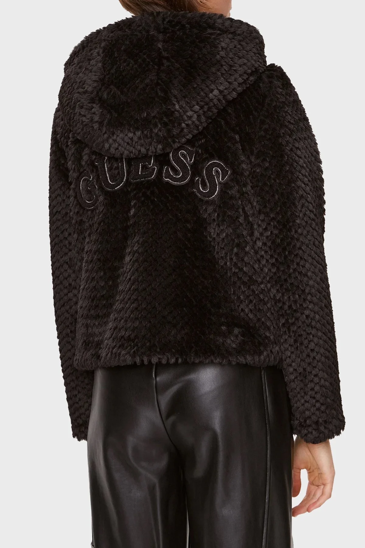 Guess New Theoline Yumuşak Tüylü Kapüşonlu Crop W3BL50WFSD0 Bayan Ceket W3BL50 WFSD0 JBLK SİYAH - 2