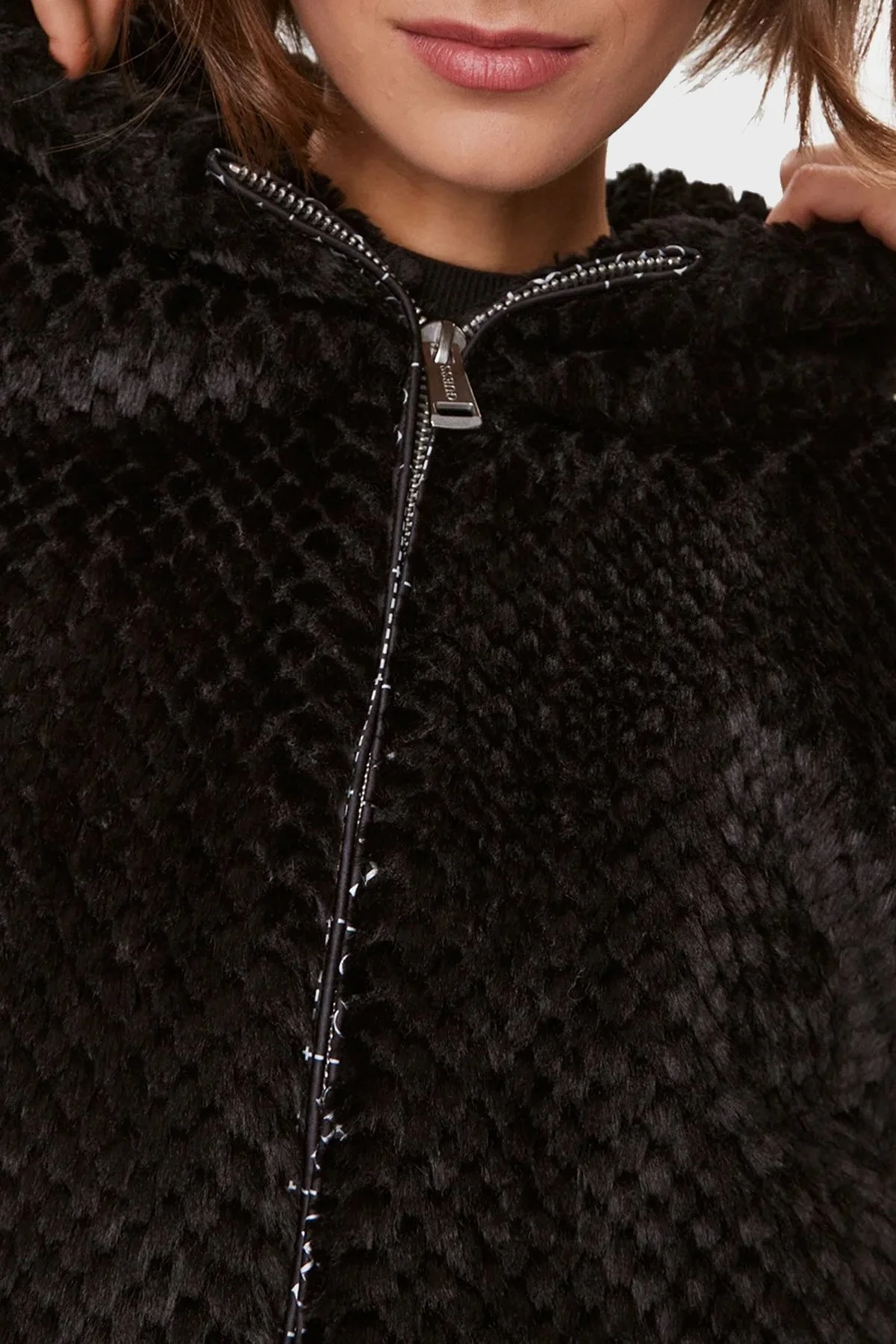 Guess New Theoline Yumuşak Tüylü Kapüşonlu Crop W3BL50WFSD0 Bayan Ceket W3BL50 WFSD0 JBLK SİYAH - 4