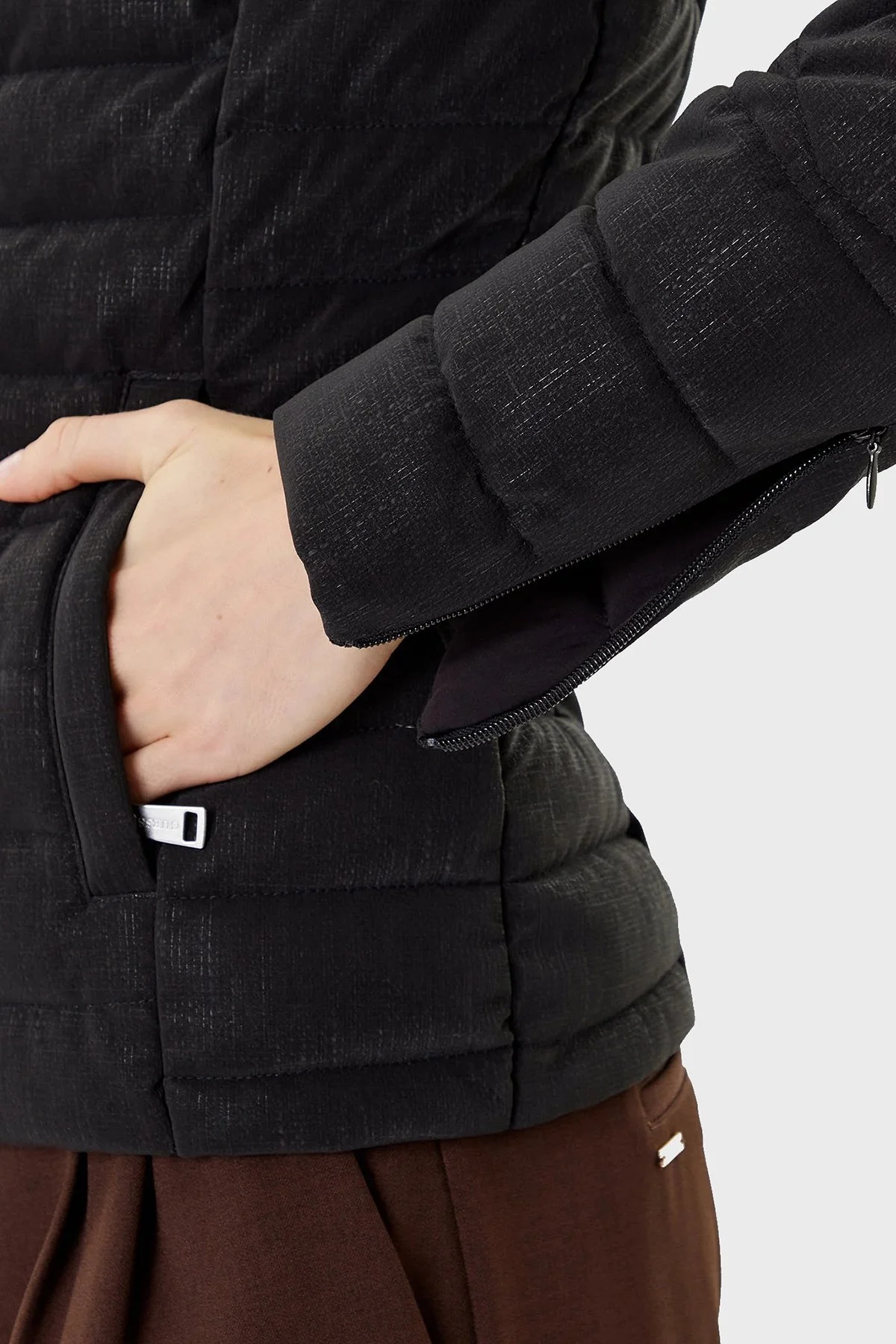 Guess New Vona Kapitoneli Regular Fit Bisiklet Yaka Logolu W5YL13WHDQ0 Bayan Mont W5YL13 WHDQ0 JBLK SİYAH - 5