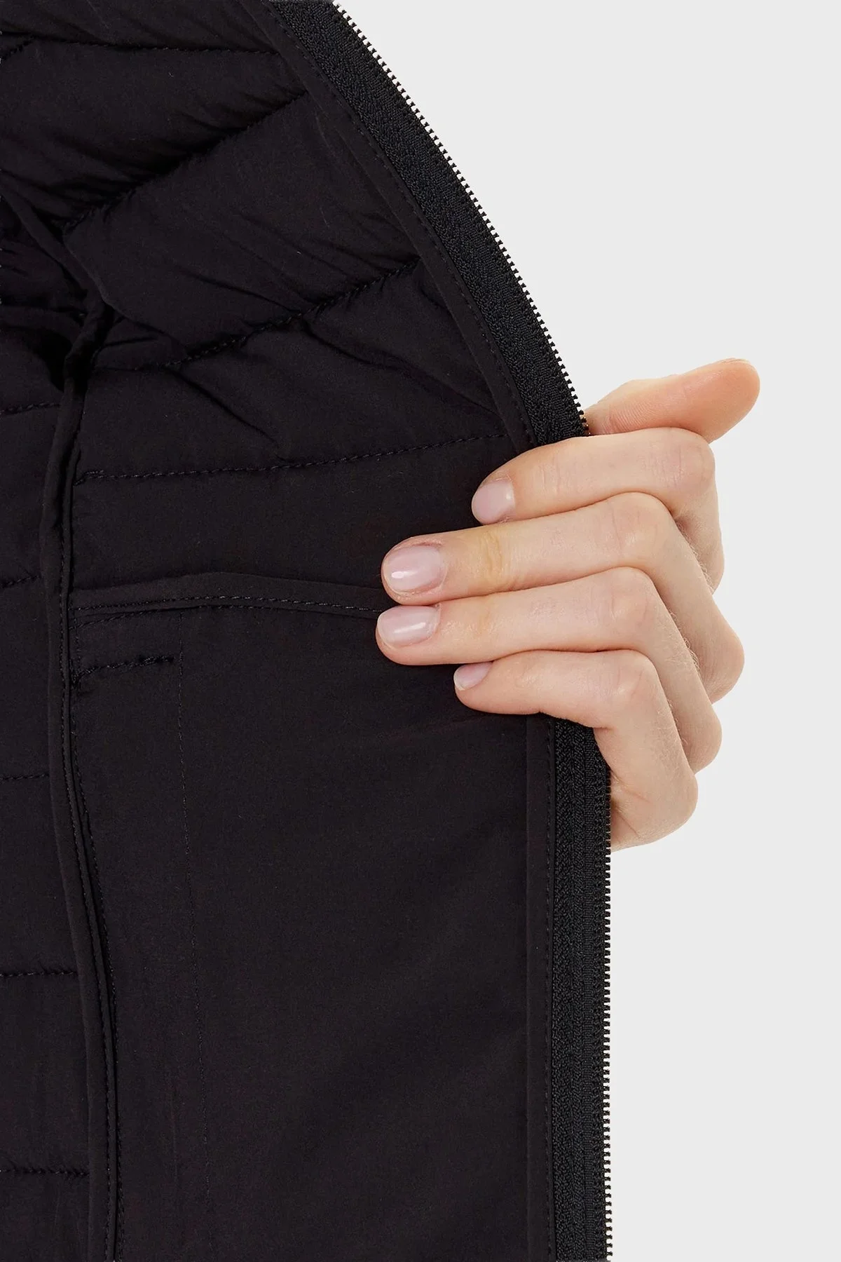 Guess New Vona Kapitoneli Regular Fit Bisiklet Yaka Logolu W5YL13WHDQ0 Bayan Mont W5YL13 WHDQ0 JBLK SİYAH - 6