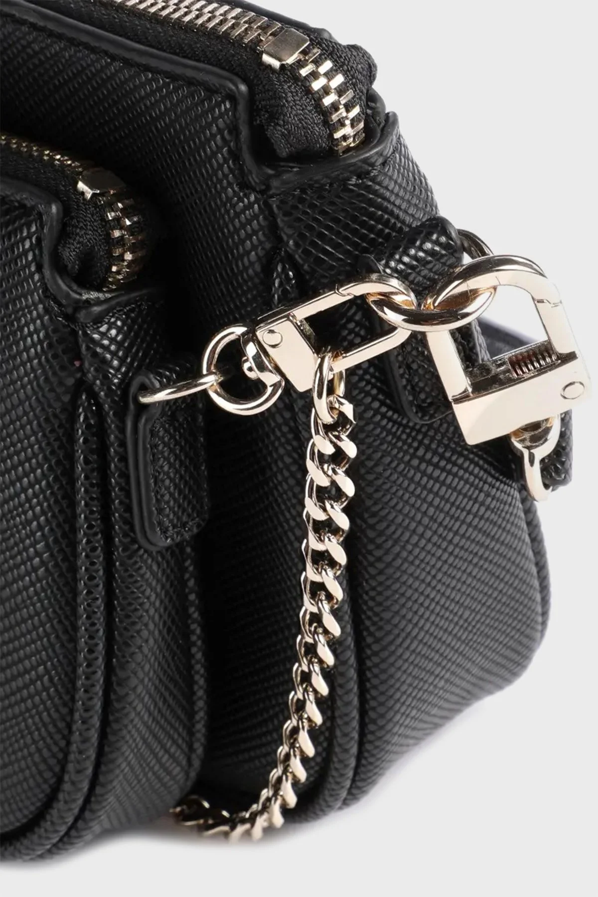 Guess Noelle Logo Desenli Zincir Detaylı Çapraz Askılı Bayan Çanta HWZG7879710 BLA SİYAH - 6