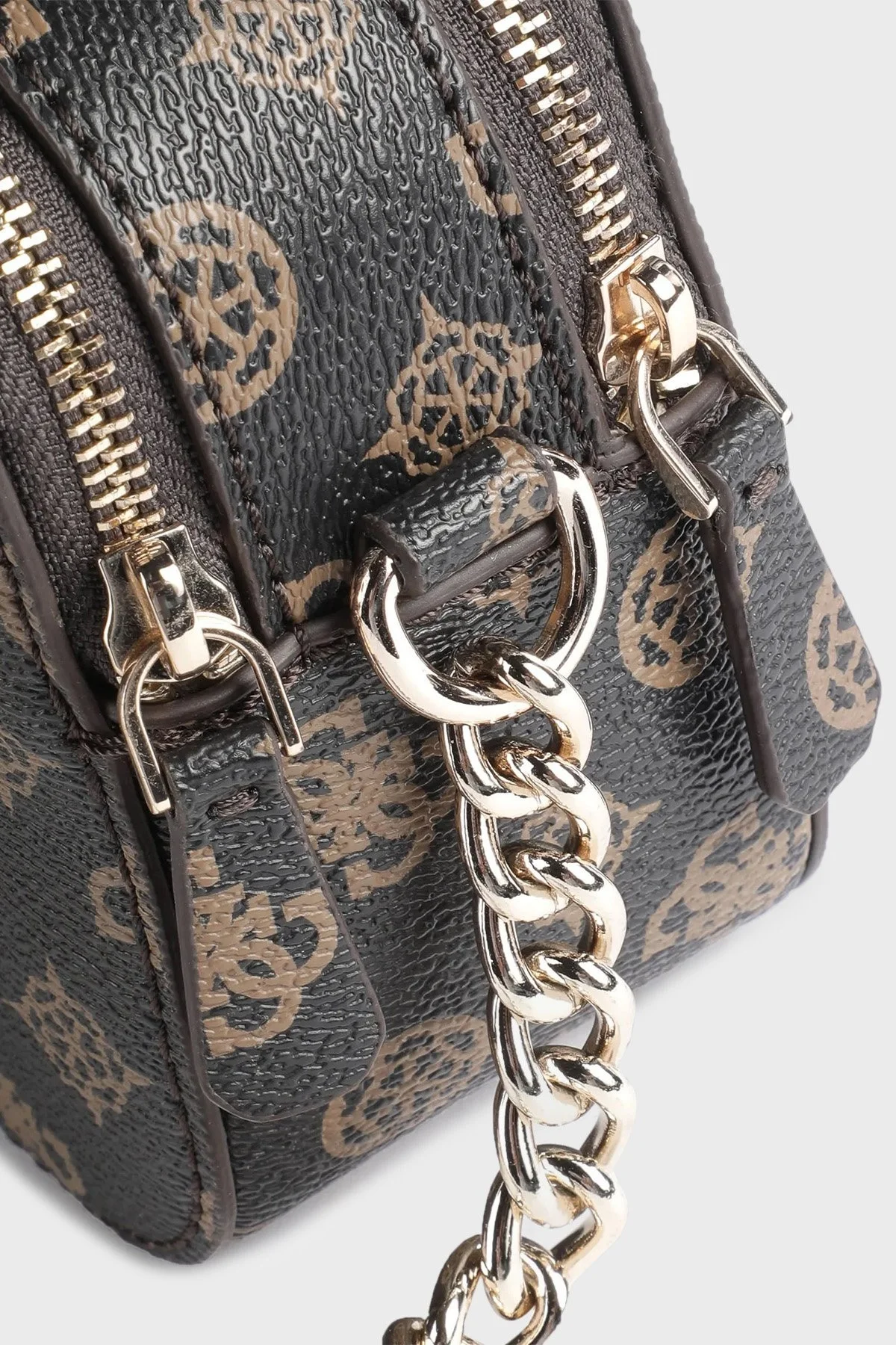 Guess Noelle Logolu Çift Fermuarlı Zincir Askılı Bayan Çanta HWPT7879140 MLO SİYAH-KAHVE - 4
