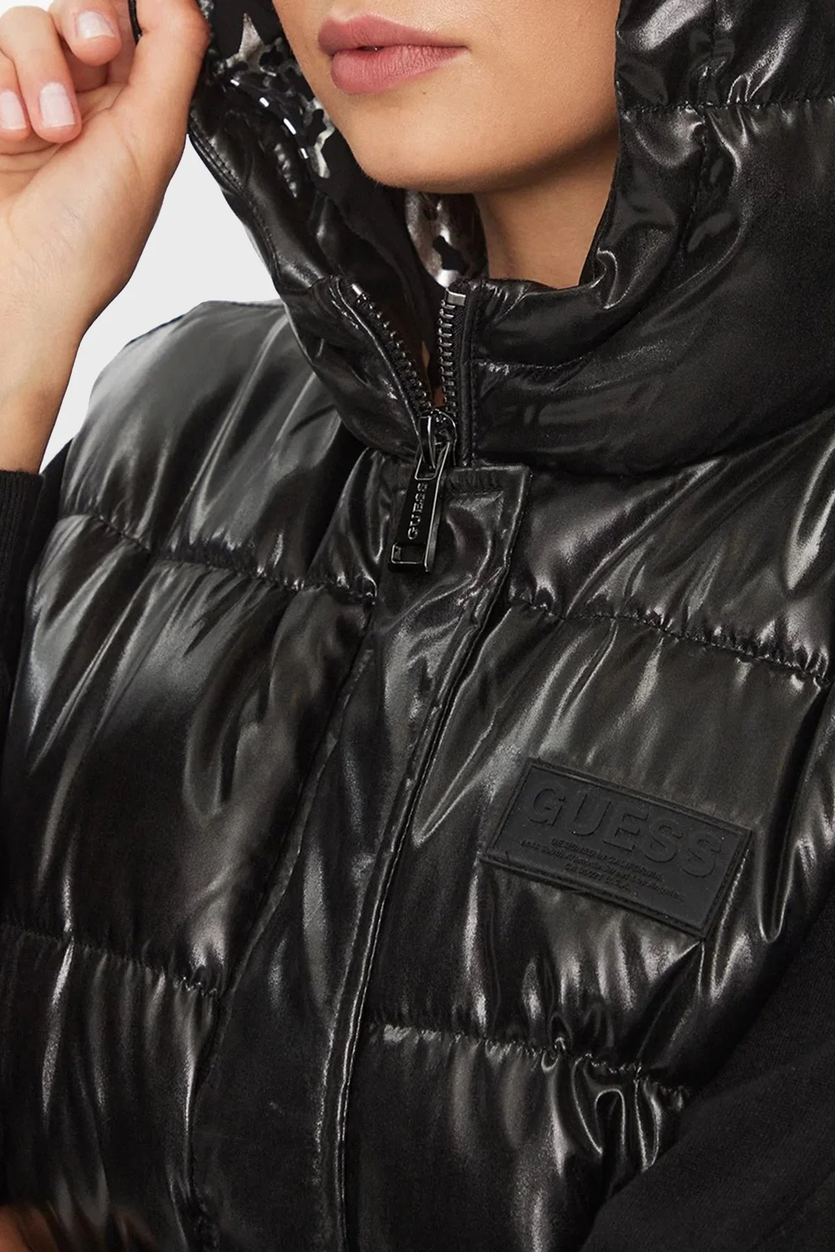 Guess Noemi Rüzgar Geçirmez Kapüşonlu Şişme Bayan Yelek W3BN73WFAB2 JTMU SİYAH - 11