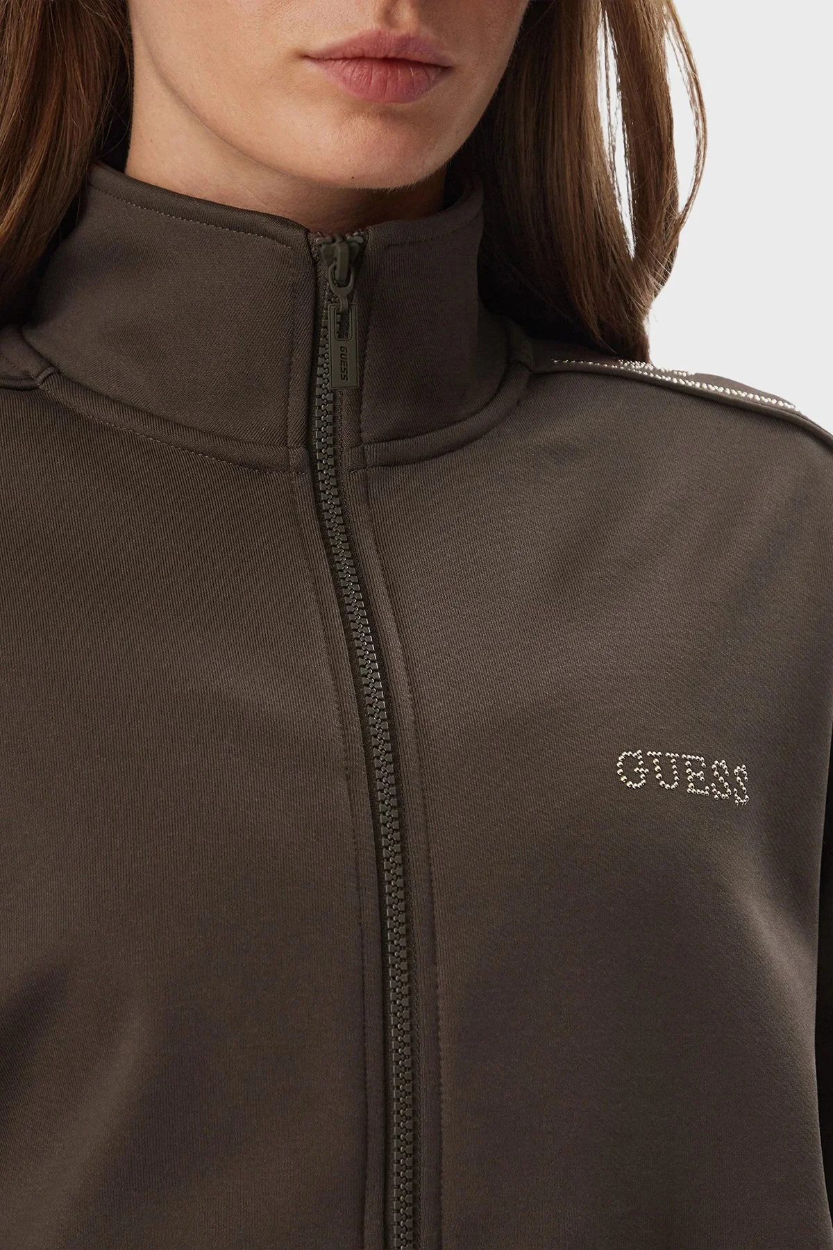 Guess Octavia Regular Fit Dik Yaka Fermuarlı Logolu V5BQ15KCX22 Kadın Sweat V5BQ15 KCX22 G1EA Kahve - 4
