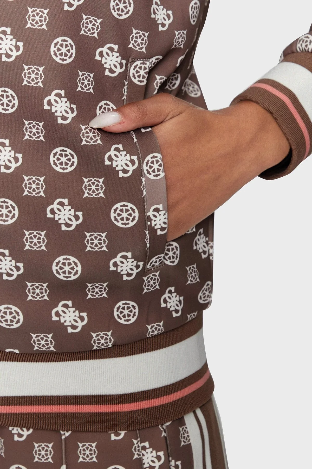 Guess Ologram Slim Fit Dik Yaka Scuba Bayan Sweat V3BQ05KB212 P1BY KAHVE-BEYAZ - 5