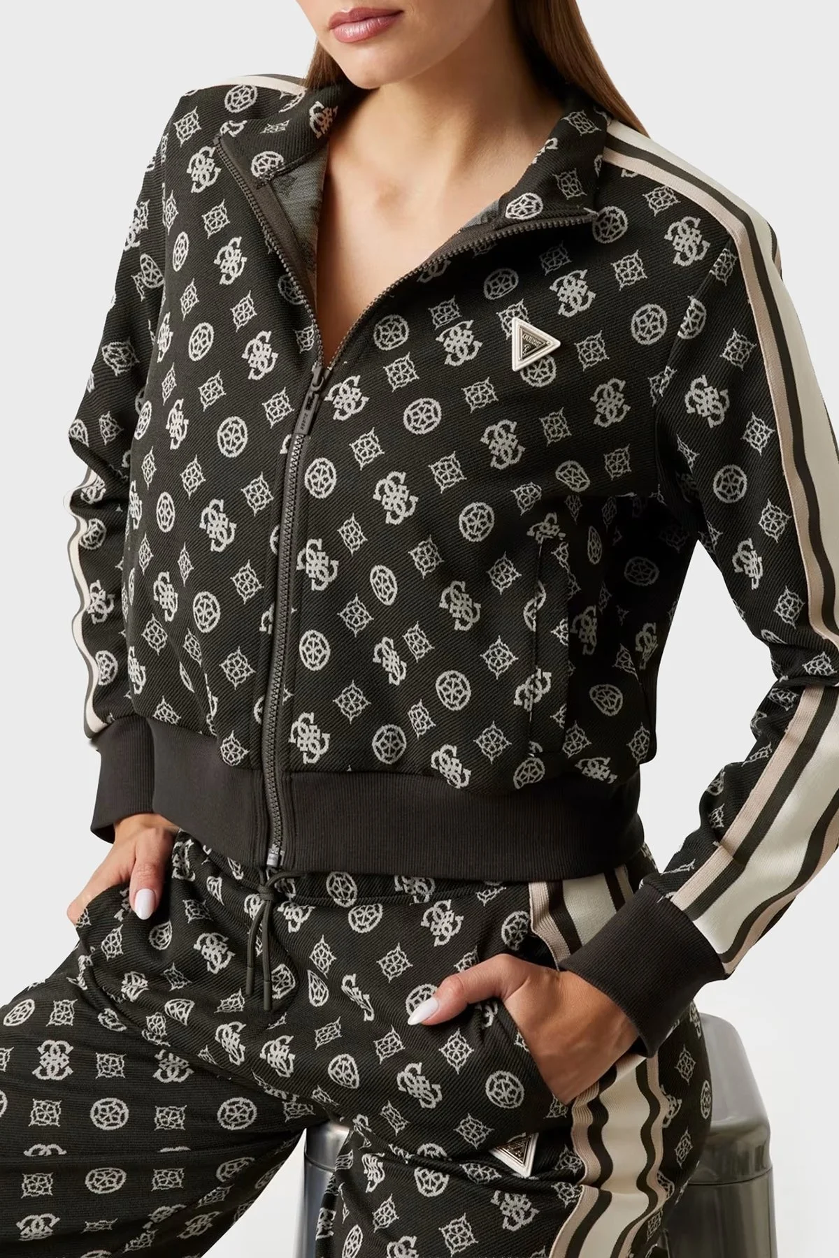 Guess Peony 4G Logo Baskılı Regular Fit Dik Yaka Crop V5YQ07K0282 Bayan Sweat V5YQ07 K0282 FJ8C SİYAH - 4