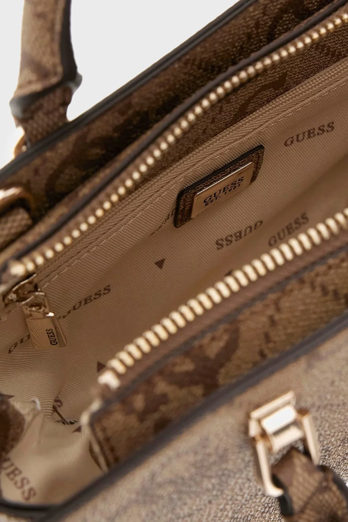 Guess Queensland 4G Logo Baskılı Çıkarılabilir Askılı Mini HWOS9655760 Bayan Çanta HWOS96 55760 LTL KAHVE - 4