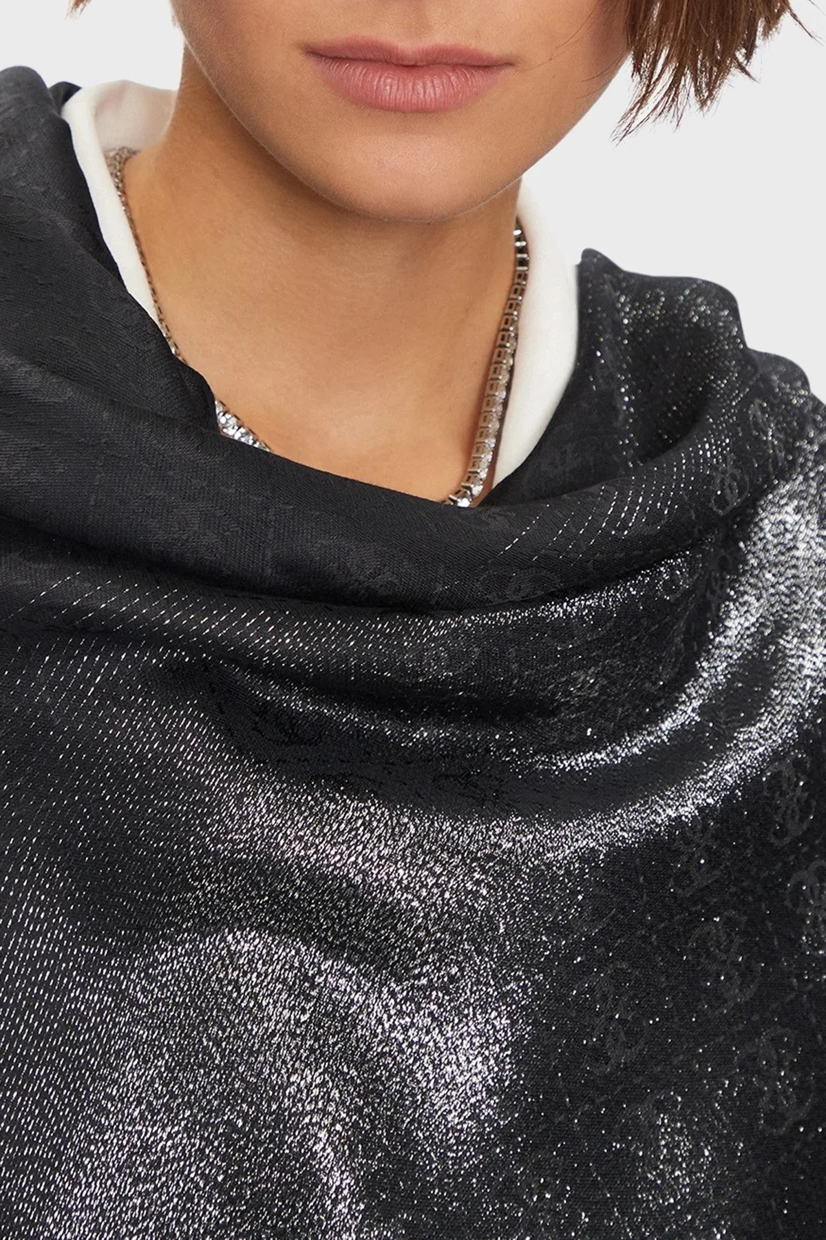 Guess Scarf Desenli Modal Karışımlı Parlak Görünümlü 80 x 180 cm AW5192MOD03 Bayan Şal AW5192 MOD03 BLA SİYAH - 3
