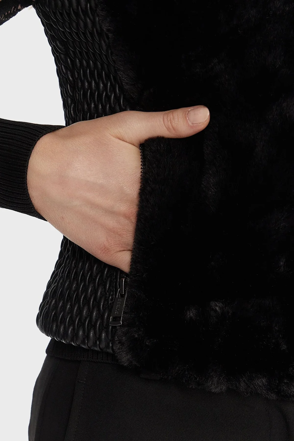 Guess Sl Amari Regular Fit Yumuşak Tüylü Yaka Fermuarlı W5BL0IKCP70 Bayan Yelek W5BL0I KCP70 JTMU SİYAH - 6