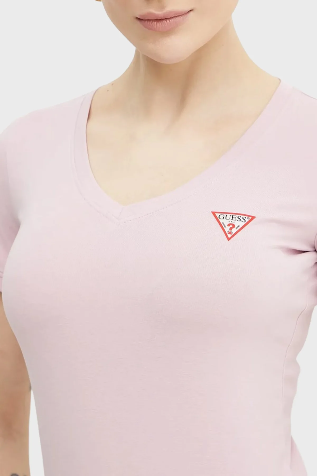 Guess Streç Pamuklu Slim Fit V Yaka Logolu W2YI45J1314 Bayan T Shirt W2YI45 J1314 A627 PEMBE - 4