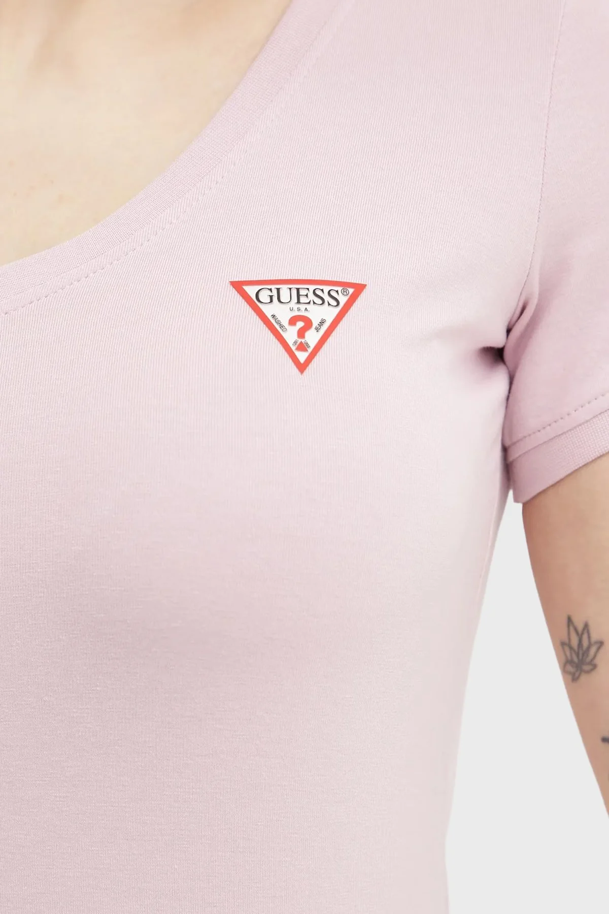 Guess Streç Pamuklu Slim Fit V Yaka Logolu W2YI45J1314 Bayan T Shirt W2YI45 J1314 A627 PEMBE - 5