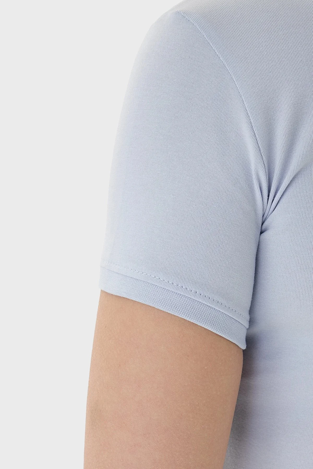 Guess Streç Pamuklu Slim Fit V Yaka Logolu W2YI45J1314 Bayan T Shirt W2YI45 J1314 G7S1 MAVİ - 4