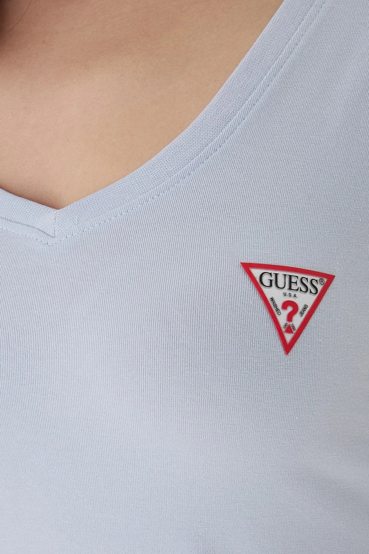 Guess Streç Pamuklu Slim Fit V Yaka Logolu W2YI45J1314 Bayan T Shirt W2YI45 J1314 G7S1 MAVİ - 5