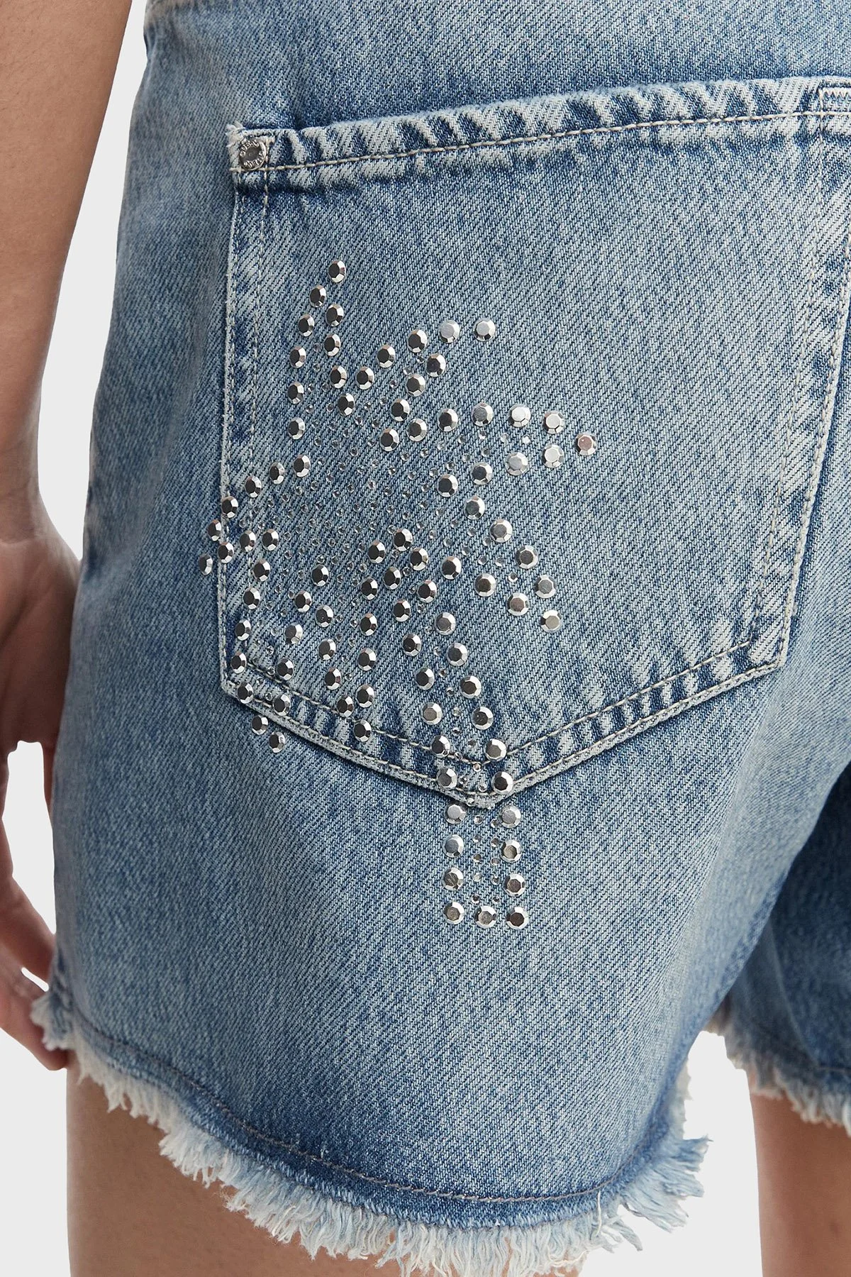 Guess Taş Detaylı Pamuklu Relaxed Fit Kot W6GD74D0726 Kadın Şort W6GD74 D0726 SKV1 LACİVERT - 5