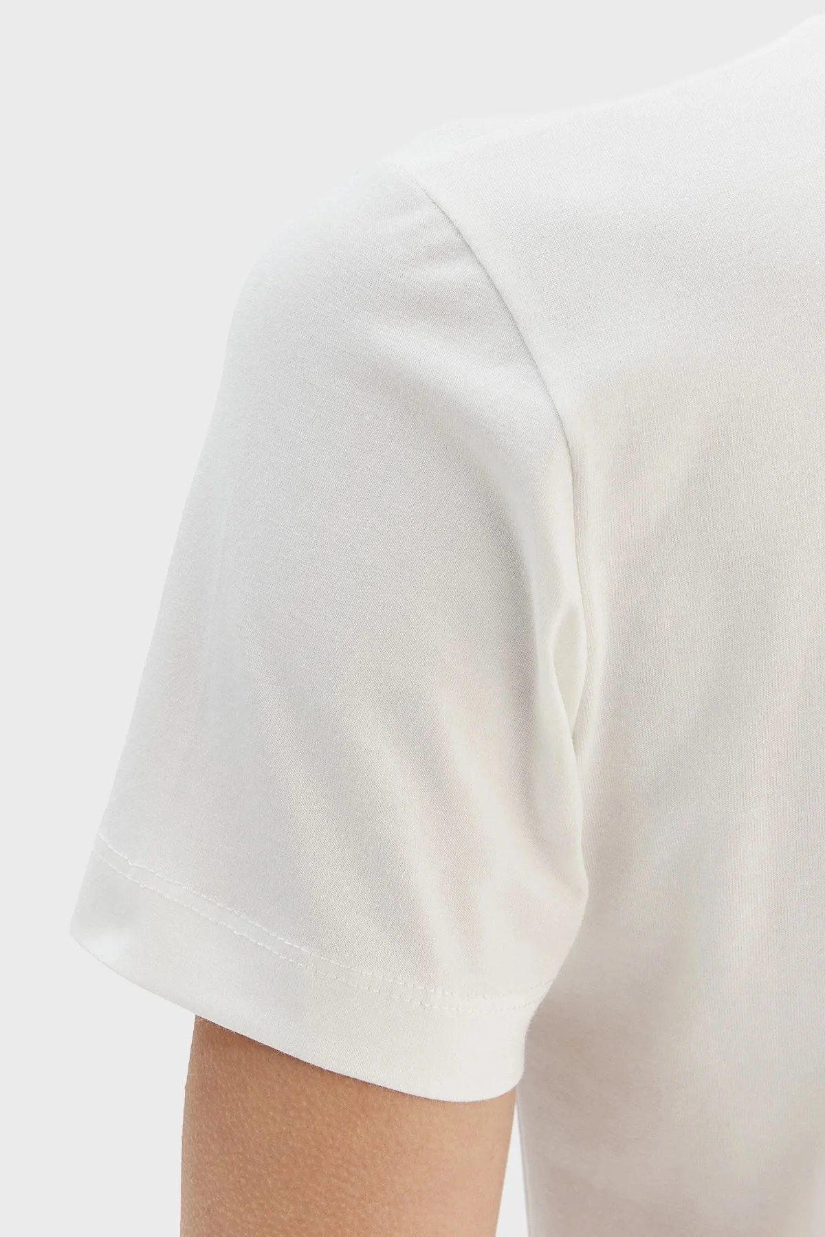 Guess Taşlı Logolu Pamuklu Slim Fit Bisiklet Yaka V6RI20J1314 Bayan T Shirt V6RI20 J1314 G027 BEYAZ - 5