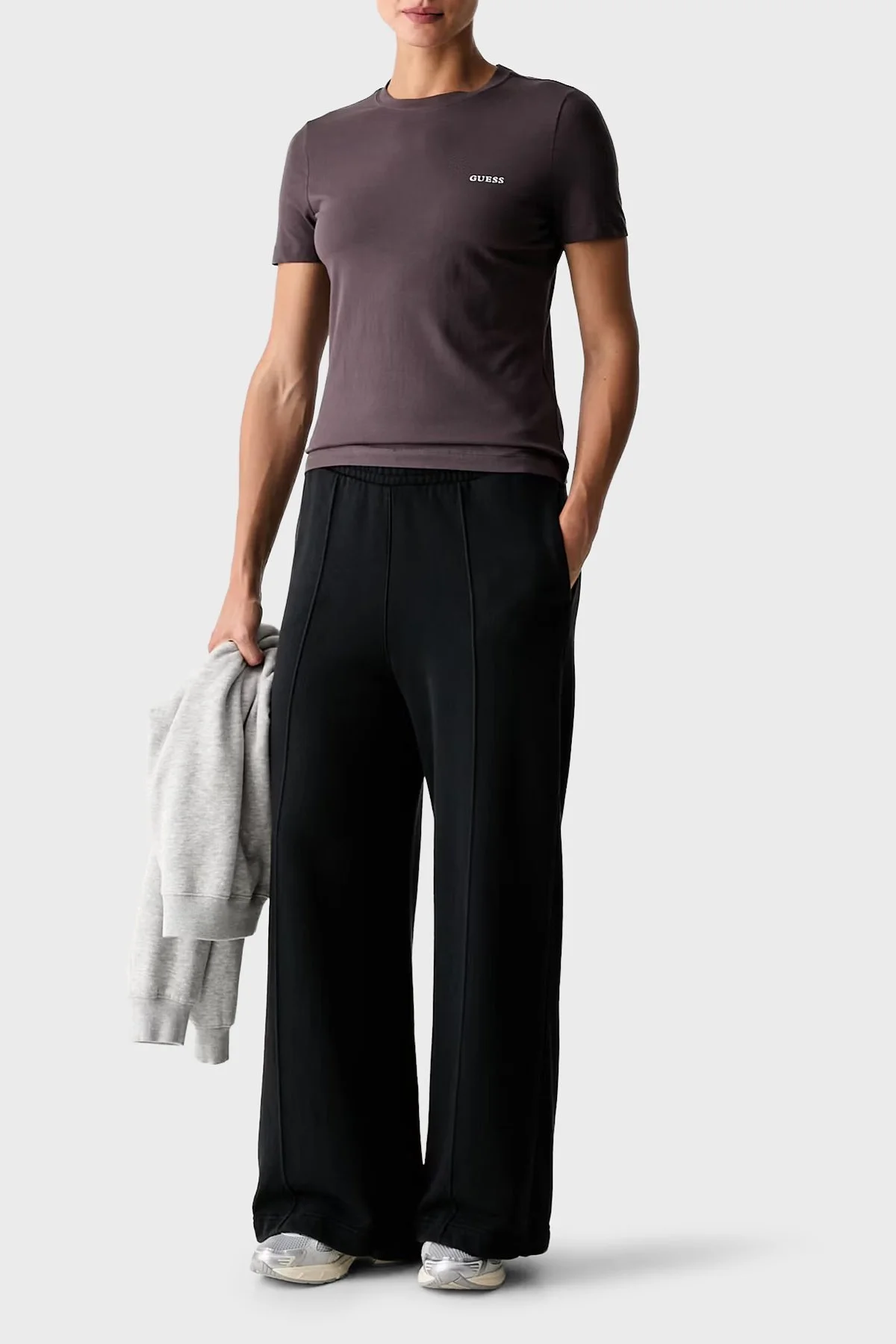 Guess Tracey Logolu Pamuklu Slim Fit Bisiklet Yaka Kadın T Shirt V6RI07 J1314 A154 Kahve - 2