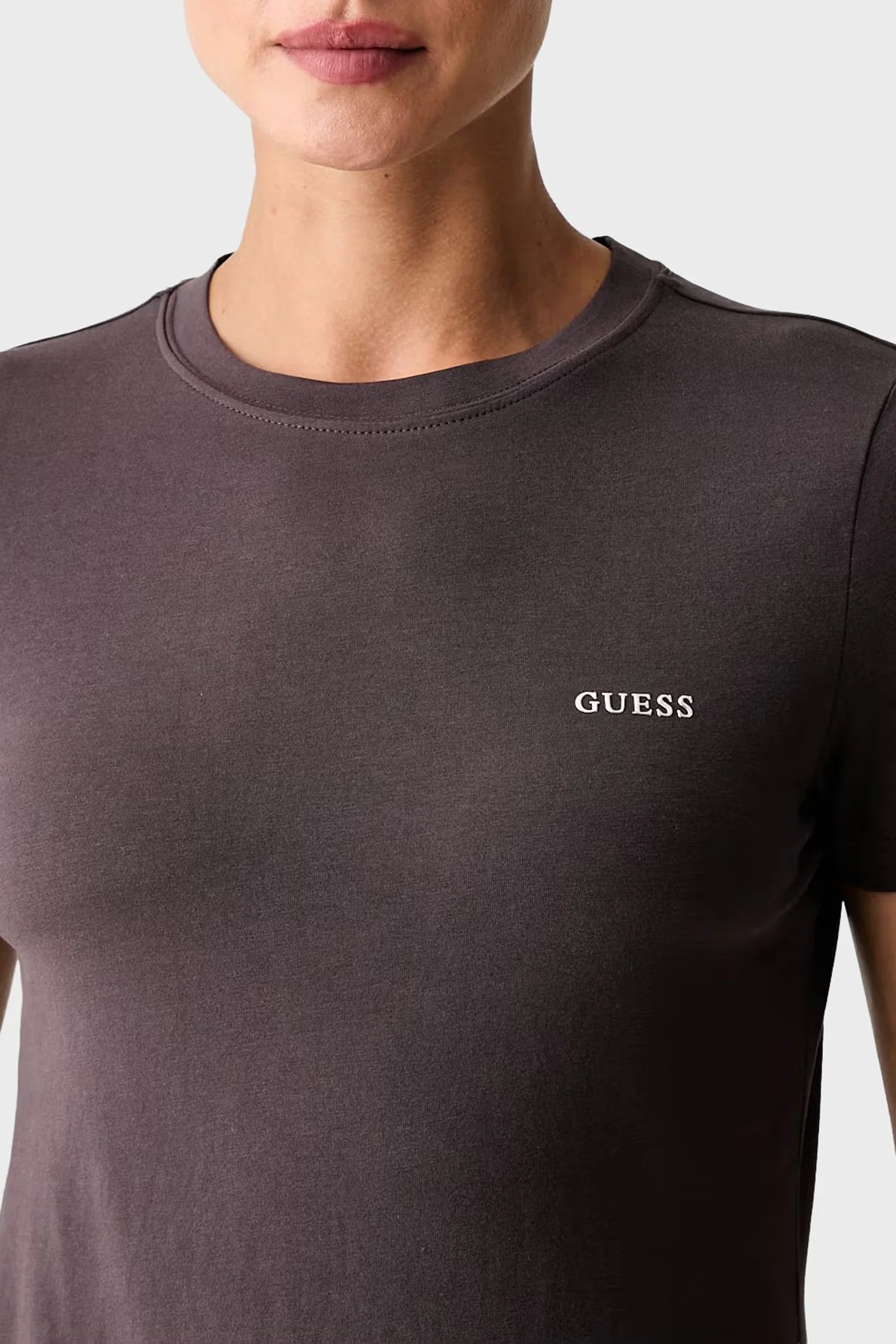 Guess Tracey Logolu Pamuklu Slim Fit Bisiklet Yaka Kadın T Shirt V6RI07 J1314 A154 Kahve - 4