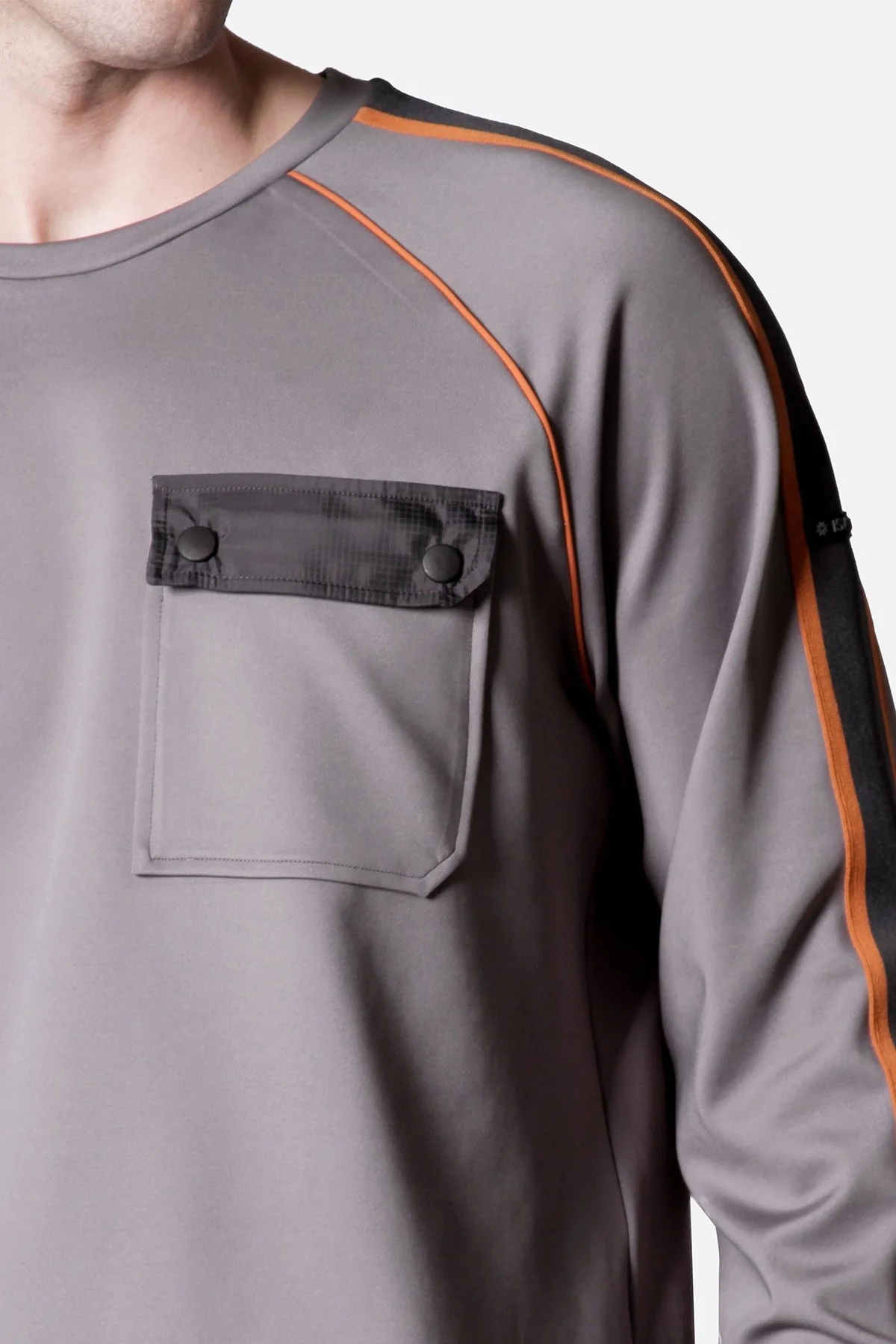 Isaora Şerit Detaylı Streç Relaxed Fit Göğüs Cepli Bisiklet Yaka Erkek Sweat M24S8102 NRD GRİ - 6