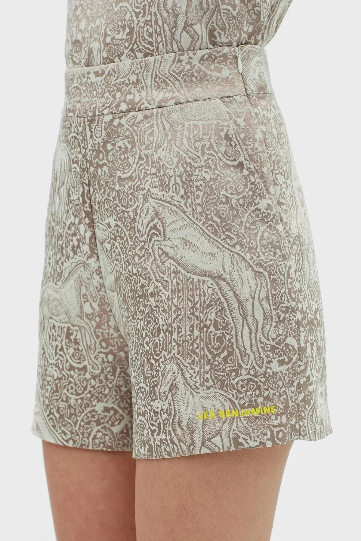 Les Benjamins Yumuşak Dokulu Suni İpekli Yüksek Bel Relaxed Fit Bayan Short LB23SSHOEFUSO-001 KAHVE - 2