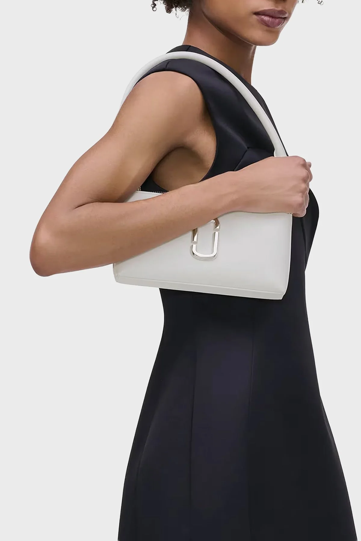 Marc Jacobs The Pochette Deri Logolu Zincir Askılı Kadın Çanta 2P5SMN015S02 100 BEYAZ - 4