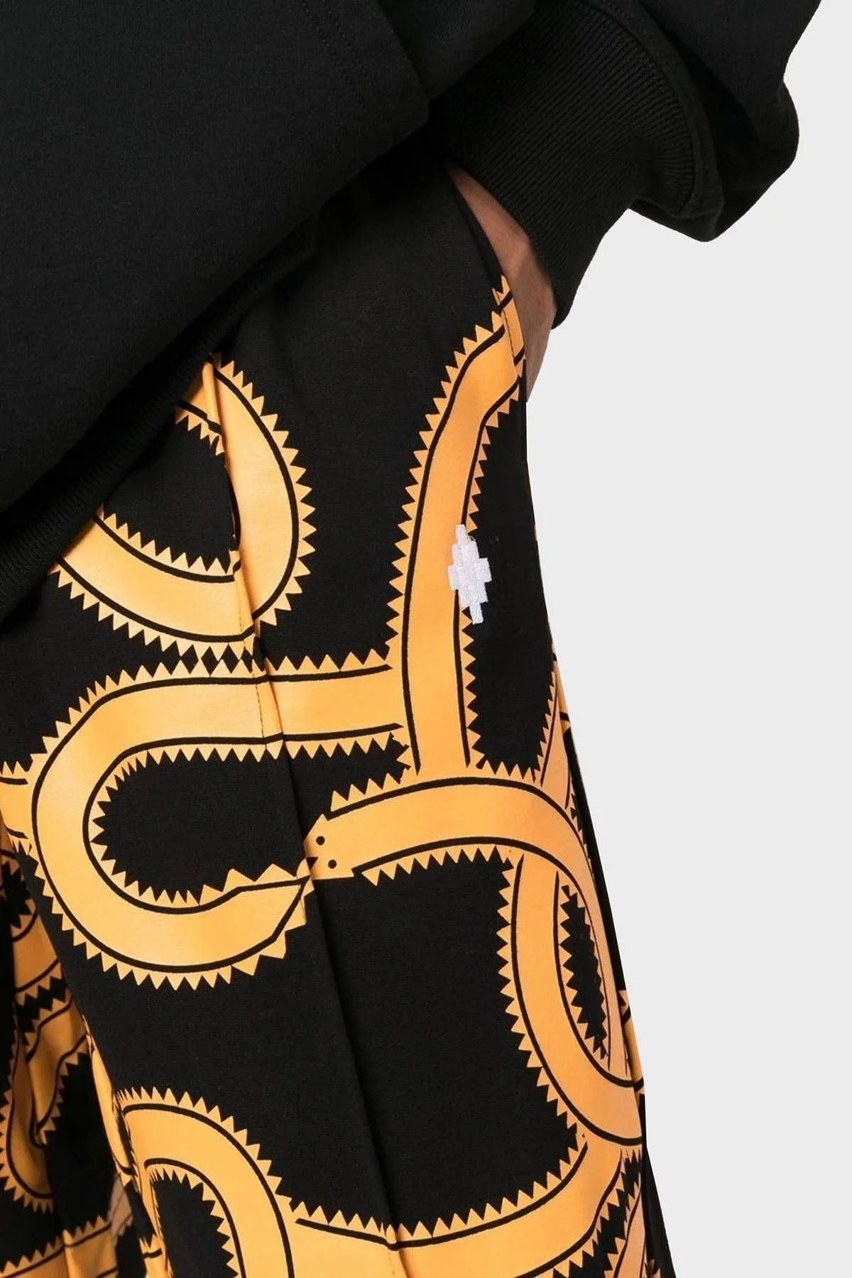 Marcelo Burlon Yılan Desenli Belden Bağlamalı Cepli Relaxed Fit Erkek Pantolon CMCJ001F22JER0011016 SİYAH-TURUNCU - 9