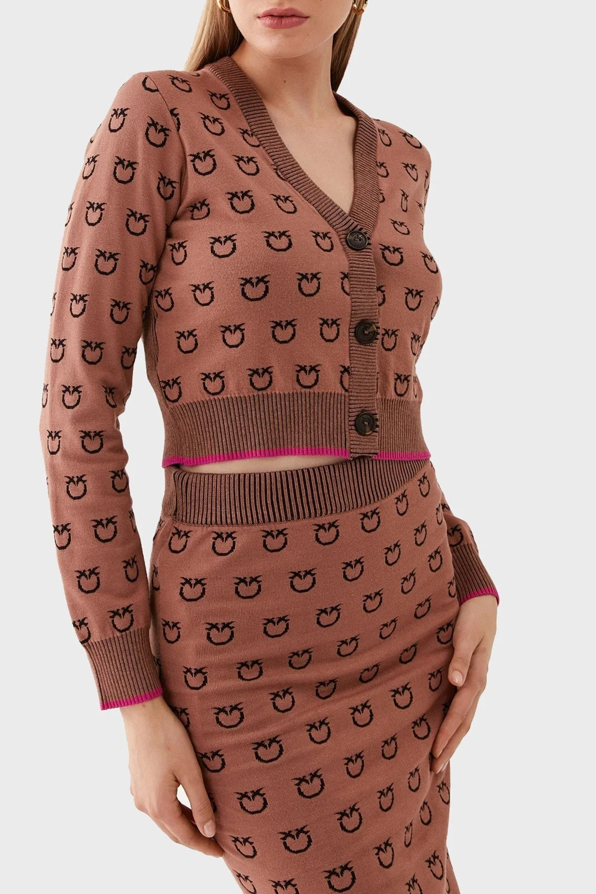 Pinko Regular Fit Düğmeli V Yaka Uzun Kollu Logo Desenli Crop Bayan Hırka 101563 A112 CZ3 KAHVE - 1