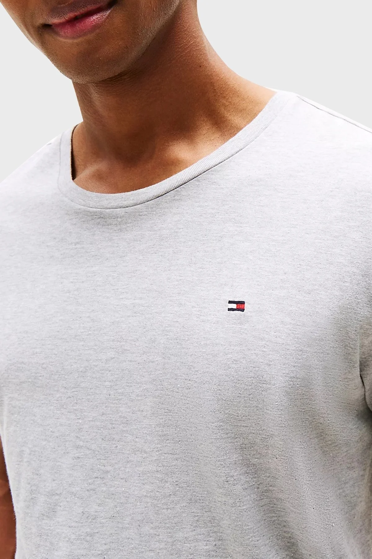 Tommy Hilfiger % 100 Pamuk Regular Fit Bisiklet Yaka 3 Pack Erkek T Shirt UM0UM03379 05F SİYAH-BEYAZ-GRİ - 7