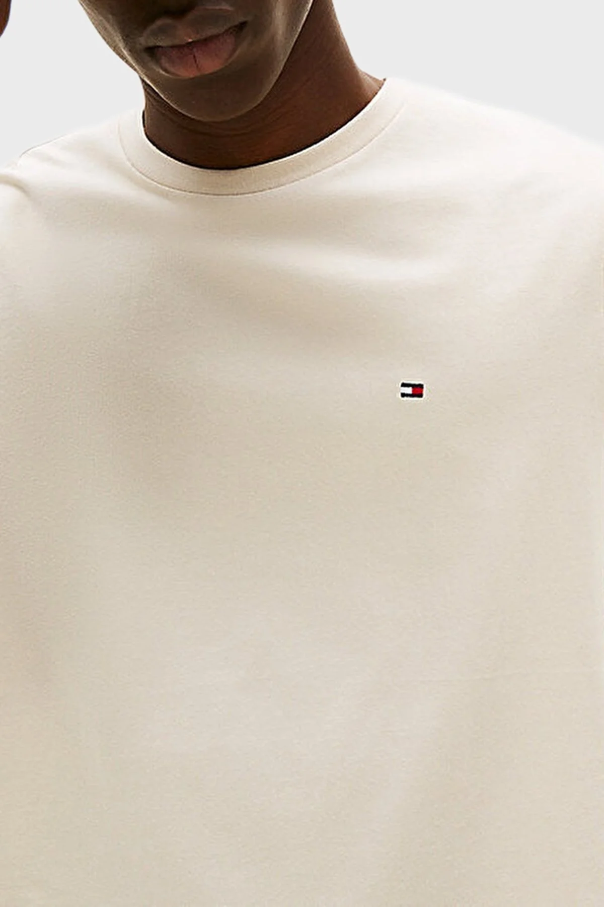 Tommy Hilfiger % 100 Pamuk Regular Fit Bisiklet Yaka Erkek T Shirt MW0MW39995 ACG BEJ - 4