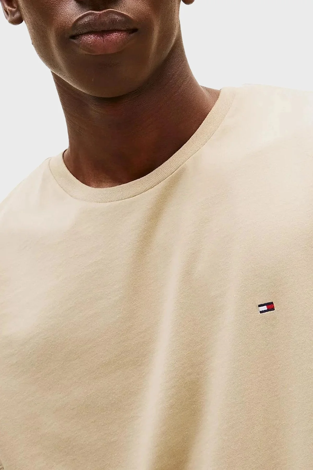 Tommy Hilfiger % 100 Pamuk Regular Fit Bisiklet Yaka Erkek T Shirt MW0MW39995 RBT KUM - 8