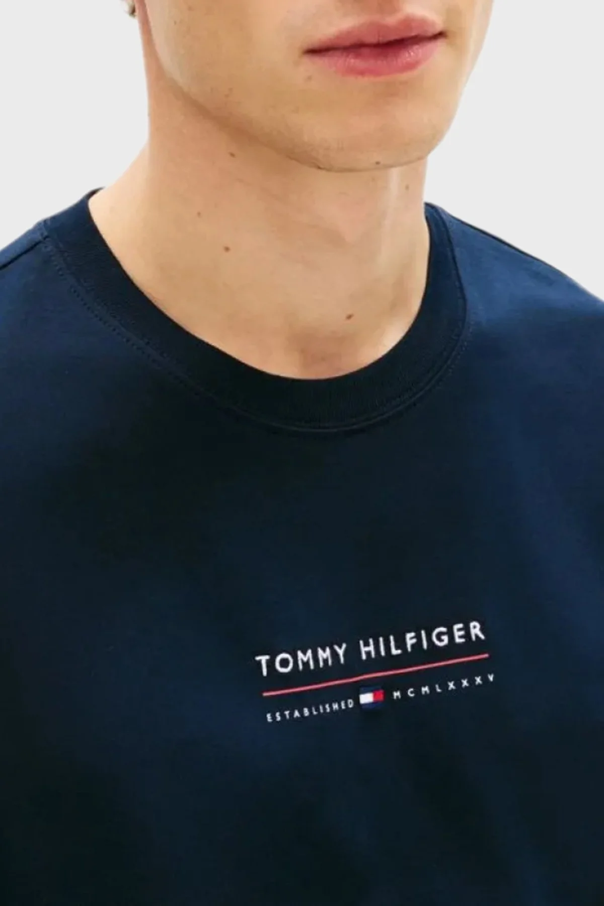 Tommy Hilfiger % 100 Pamuk Regular Fit Bisiklet Yaka Erkek T Shirt MW0MW42363 DW5 LACİVERT - 2