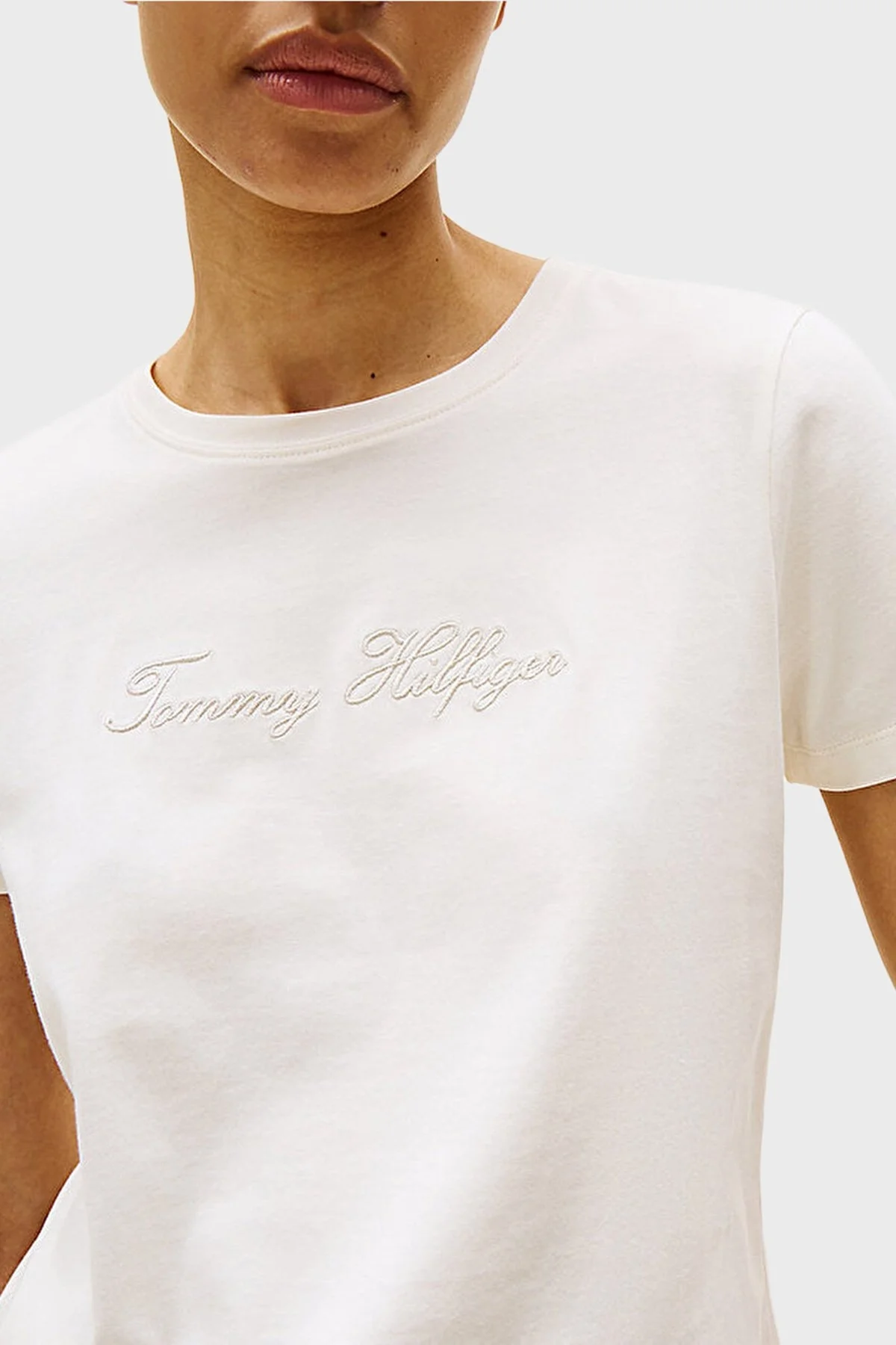 Tommy Hilfiger % 100 Pamuk Regular Fit Bisiklet Yaka Logolu Bayan T Shirt WW0WW47210 YA8 BEYAZ - 4